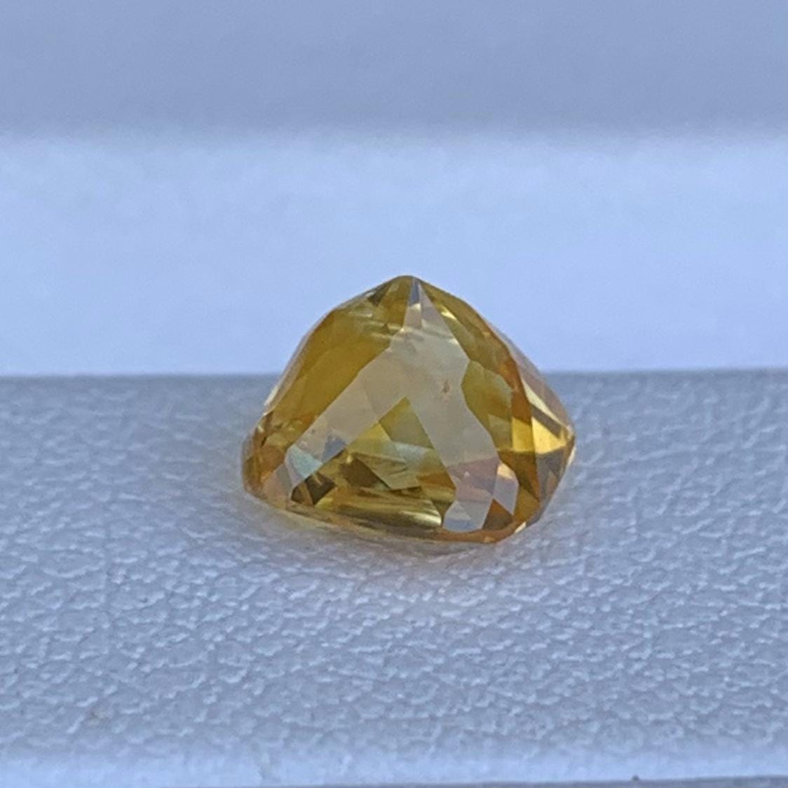 Natual Golden Yellow Sapphire 1.90ct - (H) - Baza Boutique