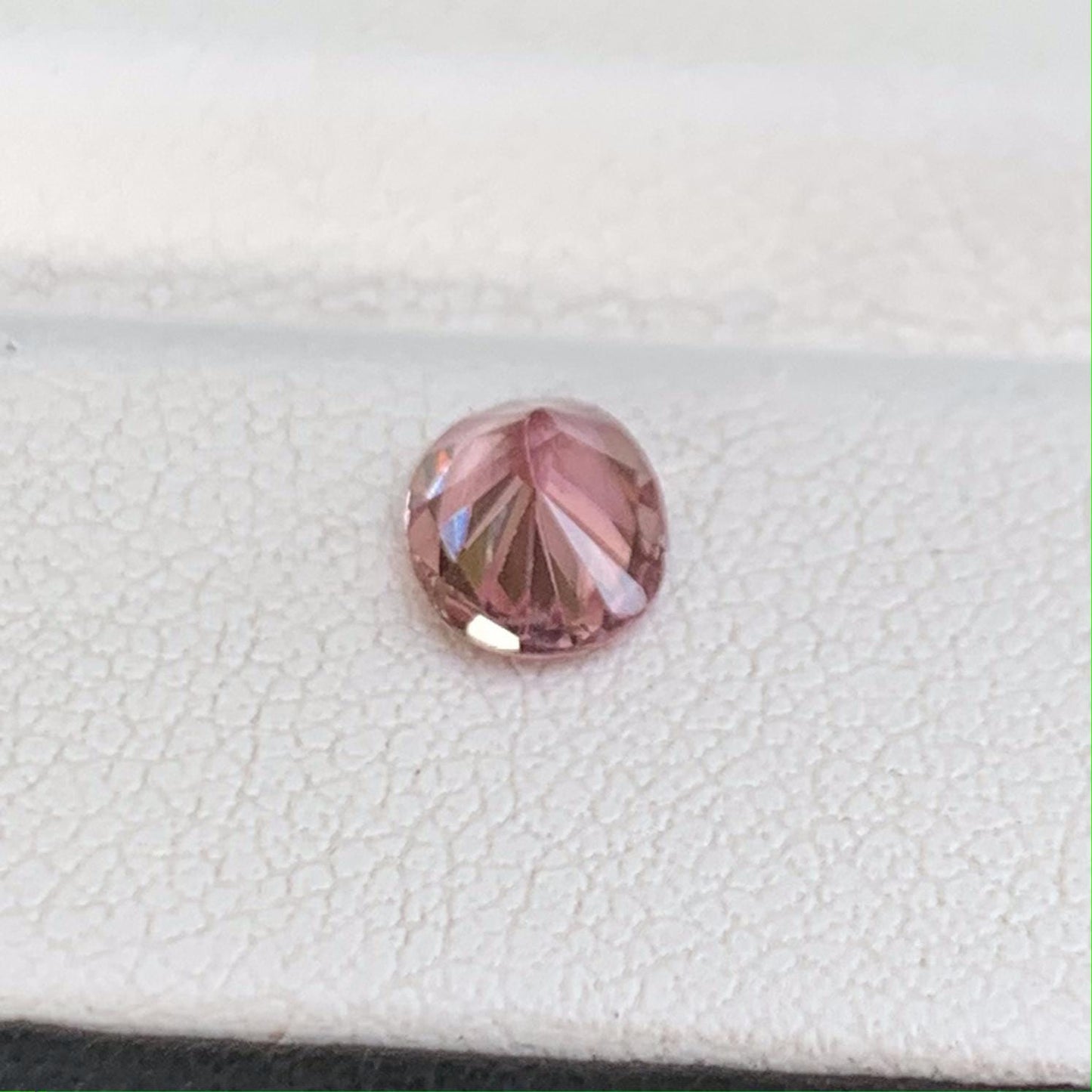 Sunset Padparadscha 0.85ct (UH)