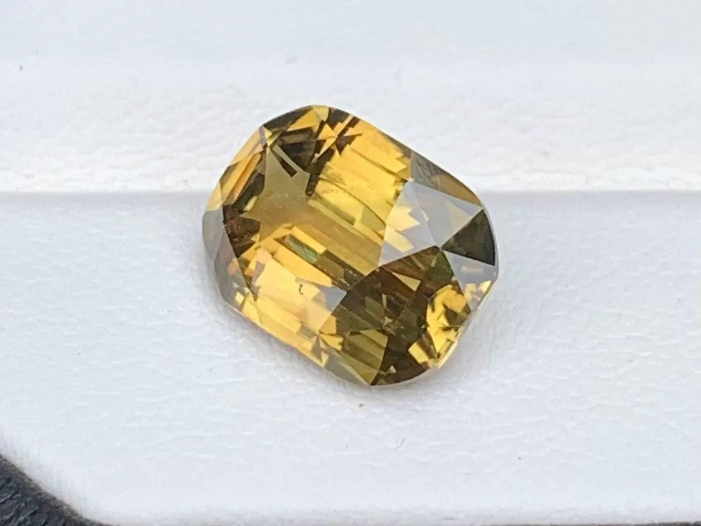 Olive Green Alexandrite 7.04ct - (UH)