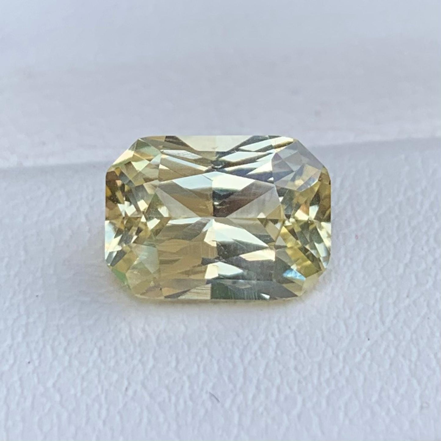 Yellow Sapphire 3.29ct - (UH) - Baza Boutique