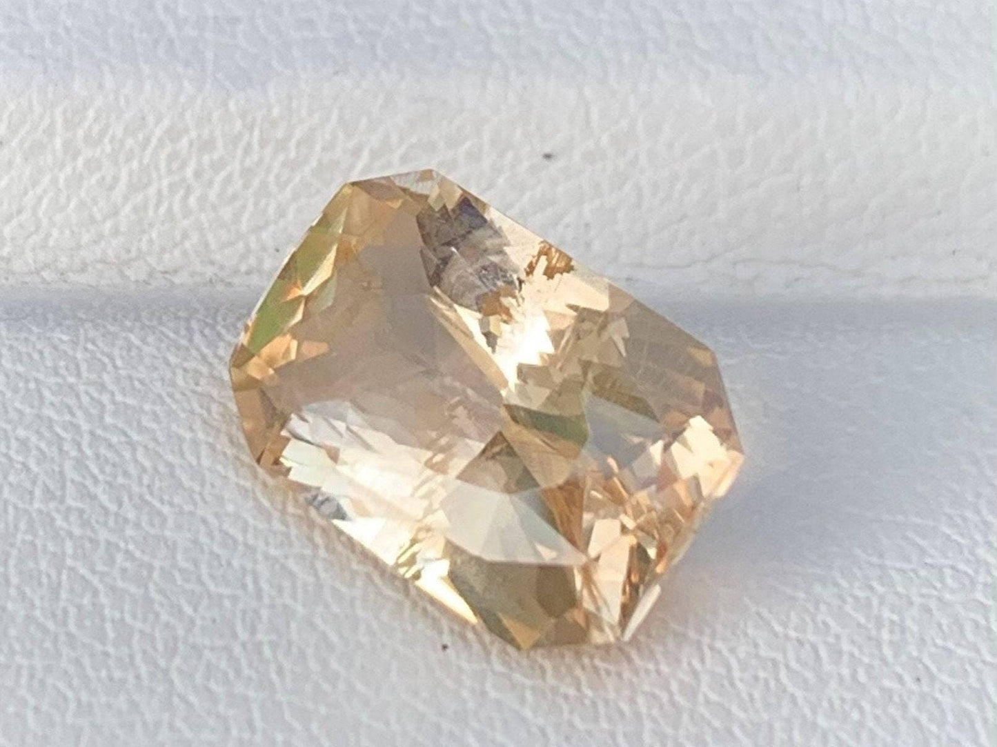 Golden Peach Sapphire 5.96ct - (UH) - Baza Boutique