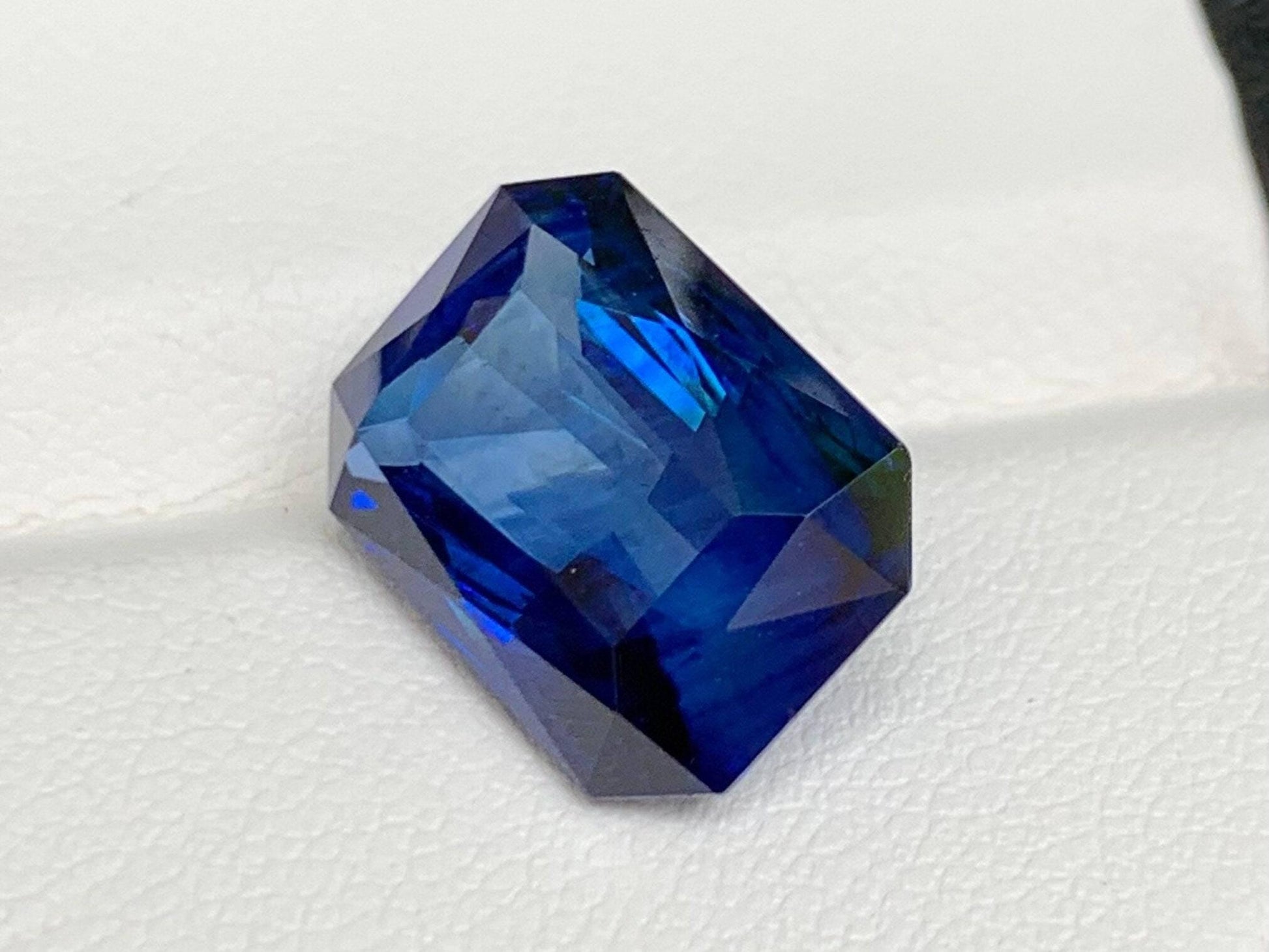GRS Certified Natural Royal Blue Sapphire 10.90 - (H) - Baza Boutique