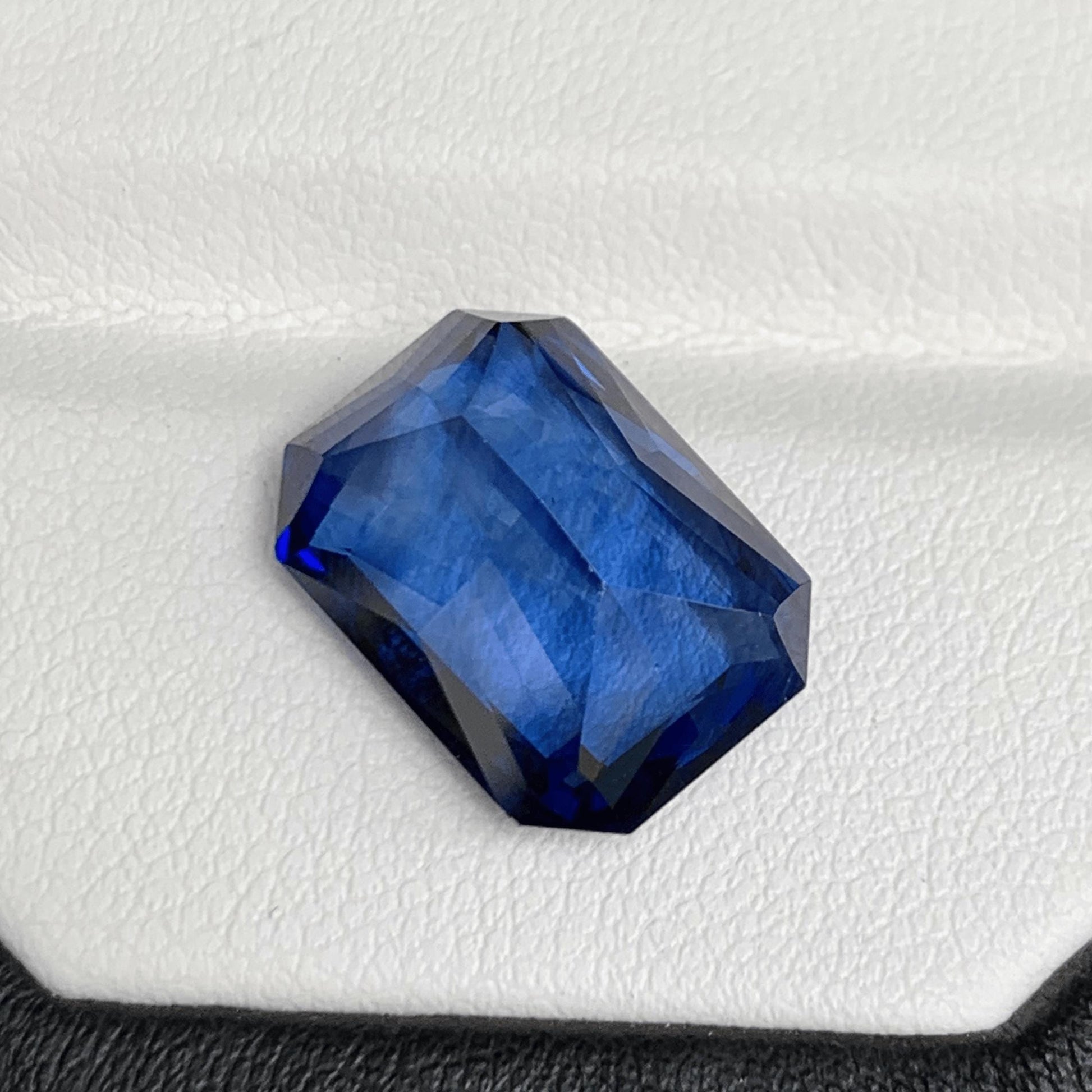 GRS Certified Natural Royal Blue Sapphire 10.90 - (H) - Baza Boutique