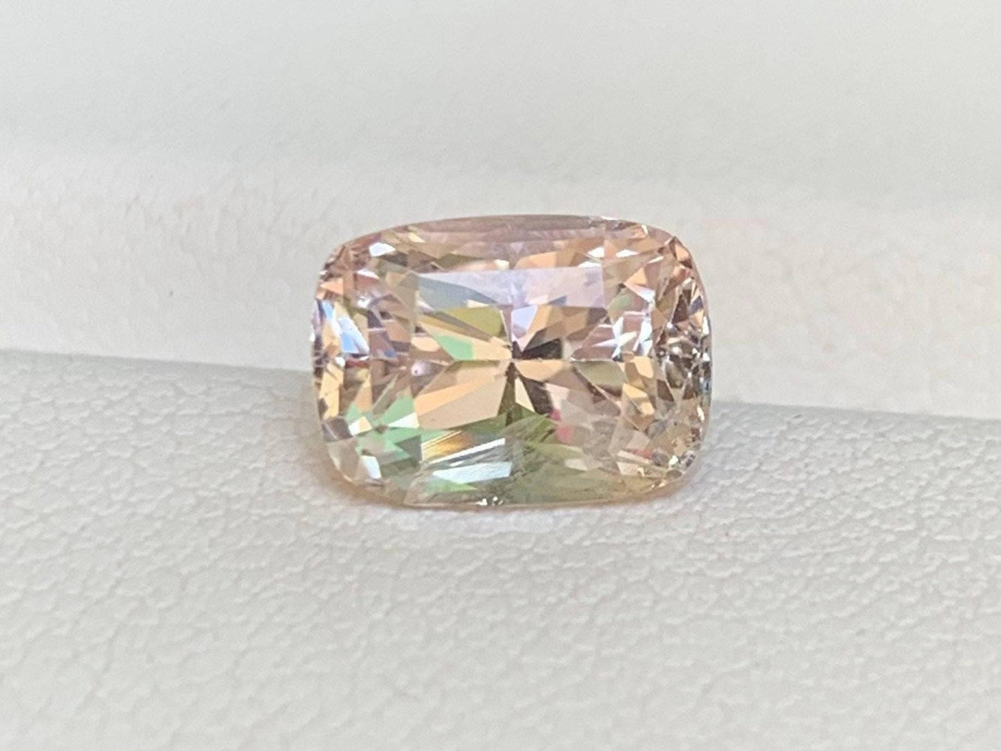 Champagne Peach Sapphire 2.84ct - (UH)