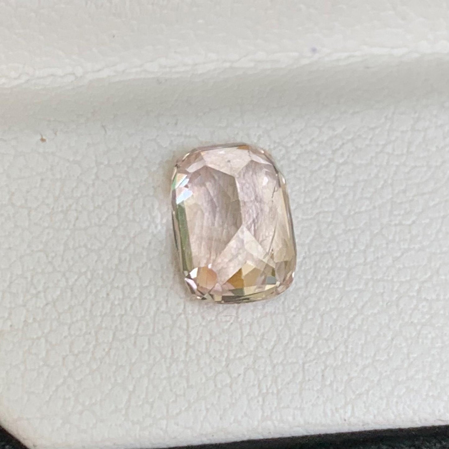 Champagne Peach Sapphire 2.84ct - (UH)