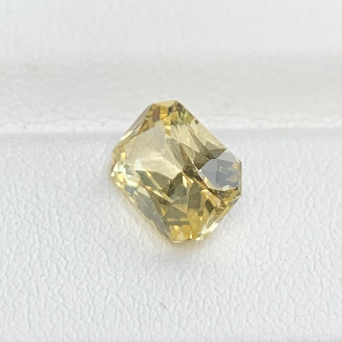 Yellow Sapphire 3.29ct - (UH) - Baza Boutique