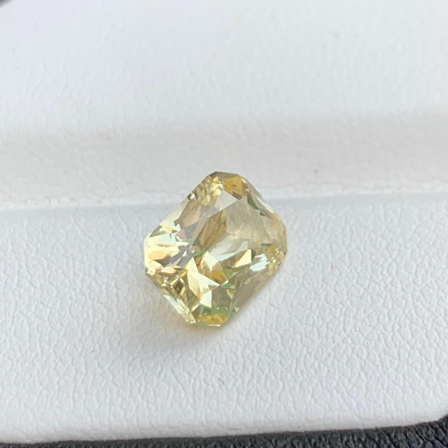 Yellow Sapphire 3.29ct - (UH) - Baza Boutique