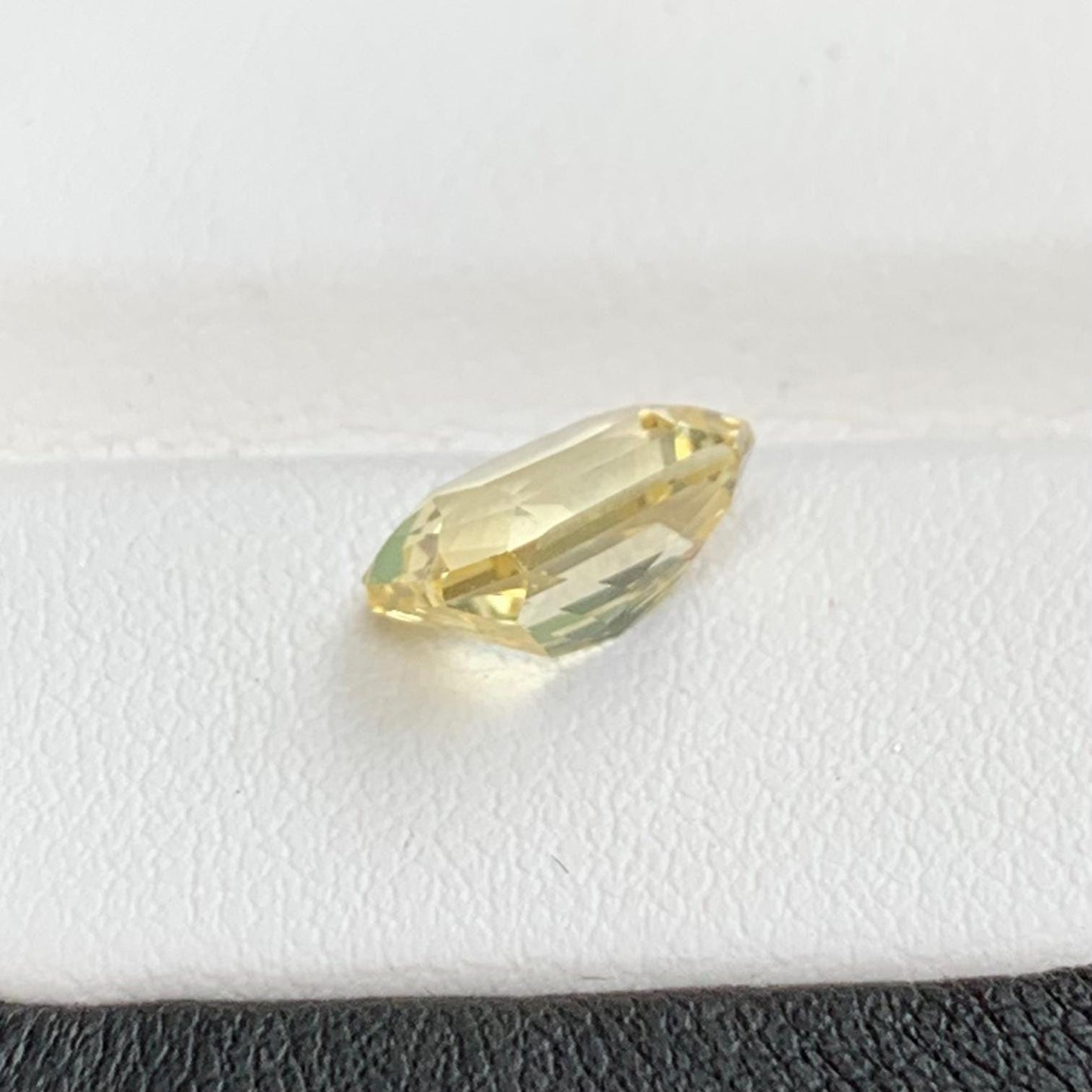 Yellow Sapphire 3.29ct - (UH) - Baza Boutique