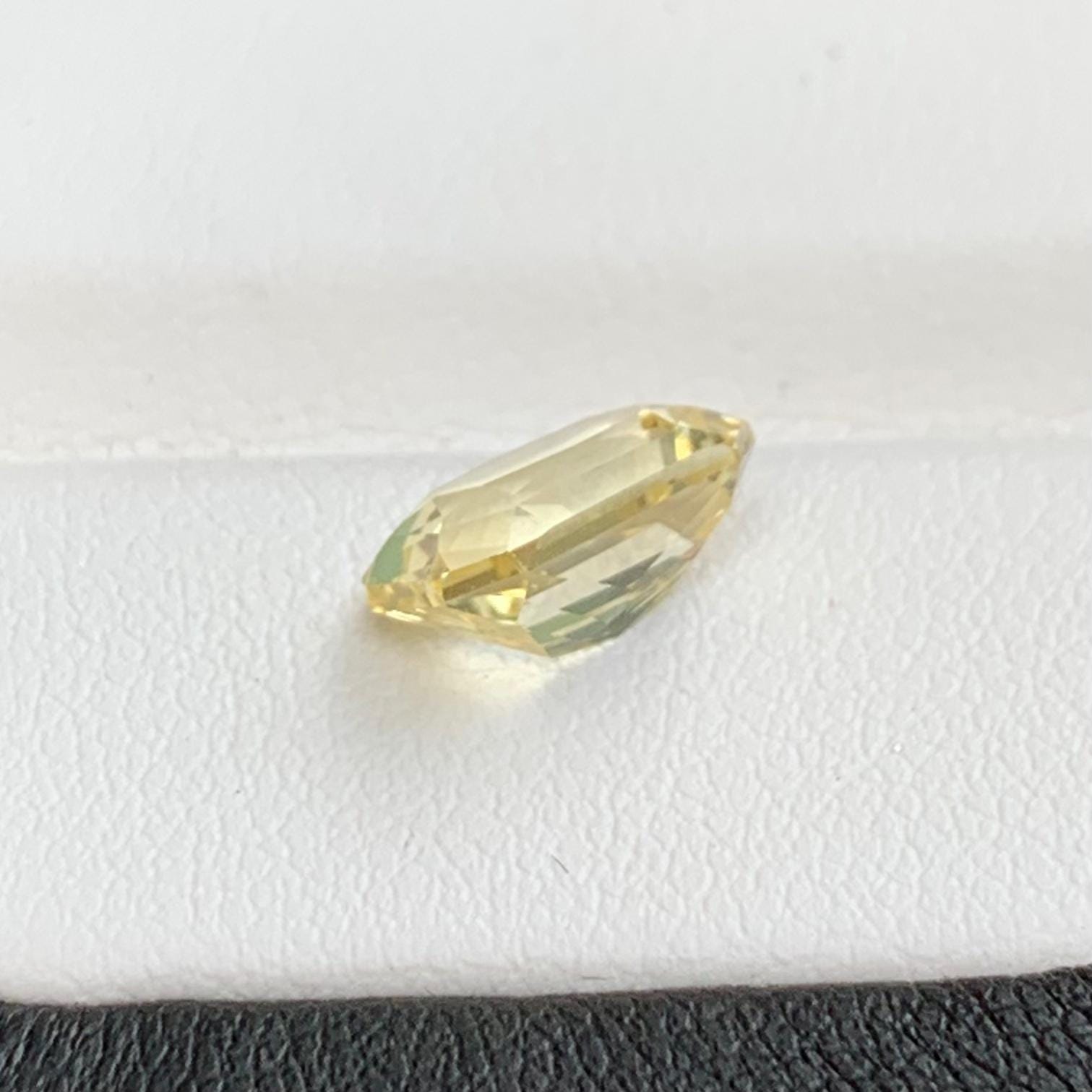 Yellow Sapphire 3.29ct - (UH) - Baza Boutique