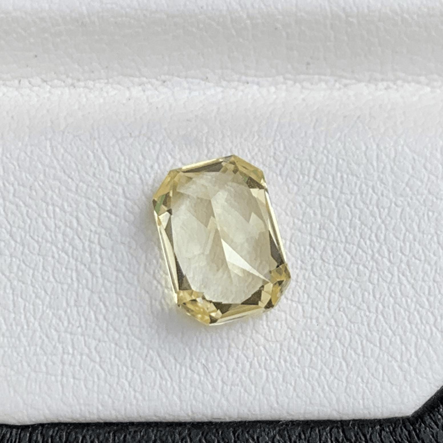 Yellow Sapphire 3.29ct - (UH) - Baza Boutique