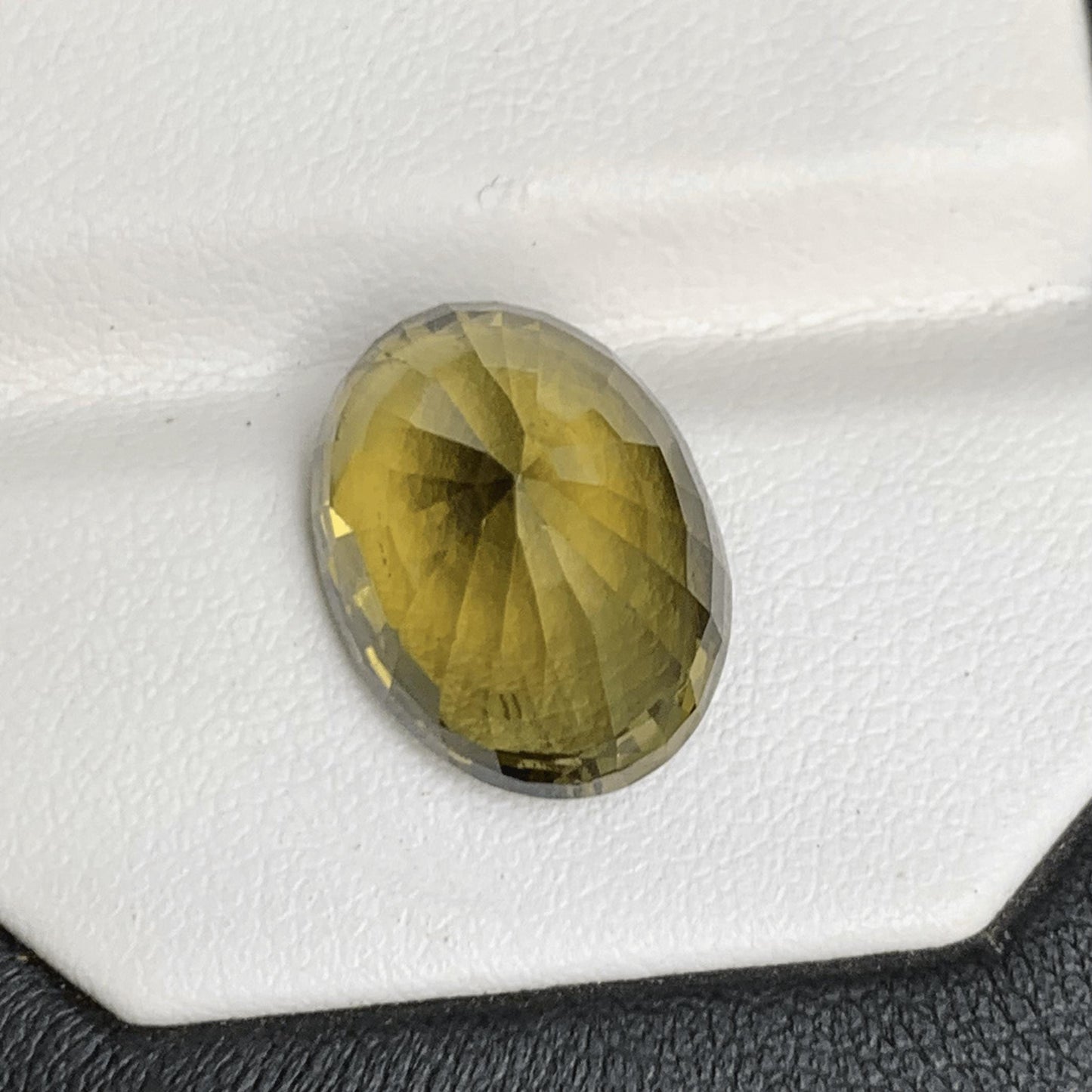 Natural Alexandrite (Certified) 15.10ct - (UH) - Baza Boutique