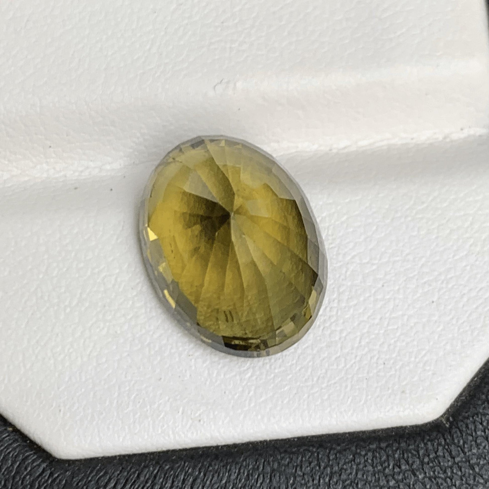 Natural Alexandrite (Certified) 15.10ct - (UH) - Baza Boutique