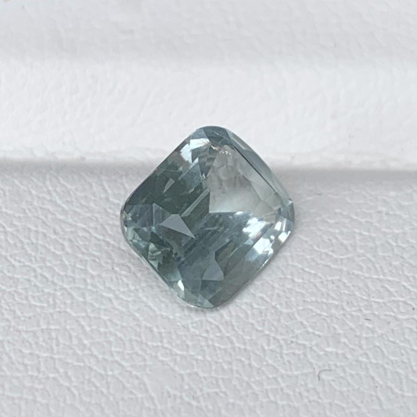 Mint Green Sapphire 2.68ct - (UH) - Baza Boutique
