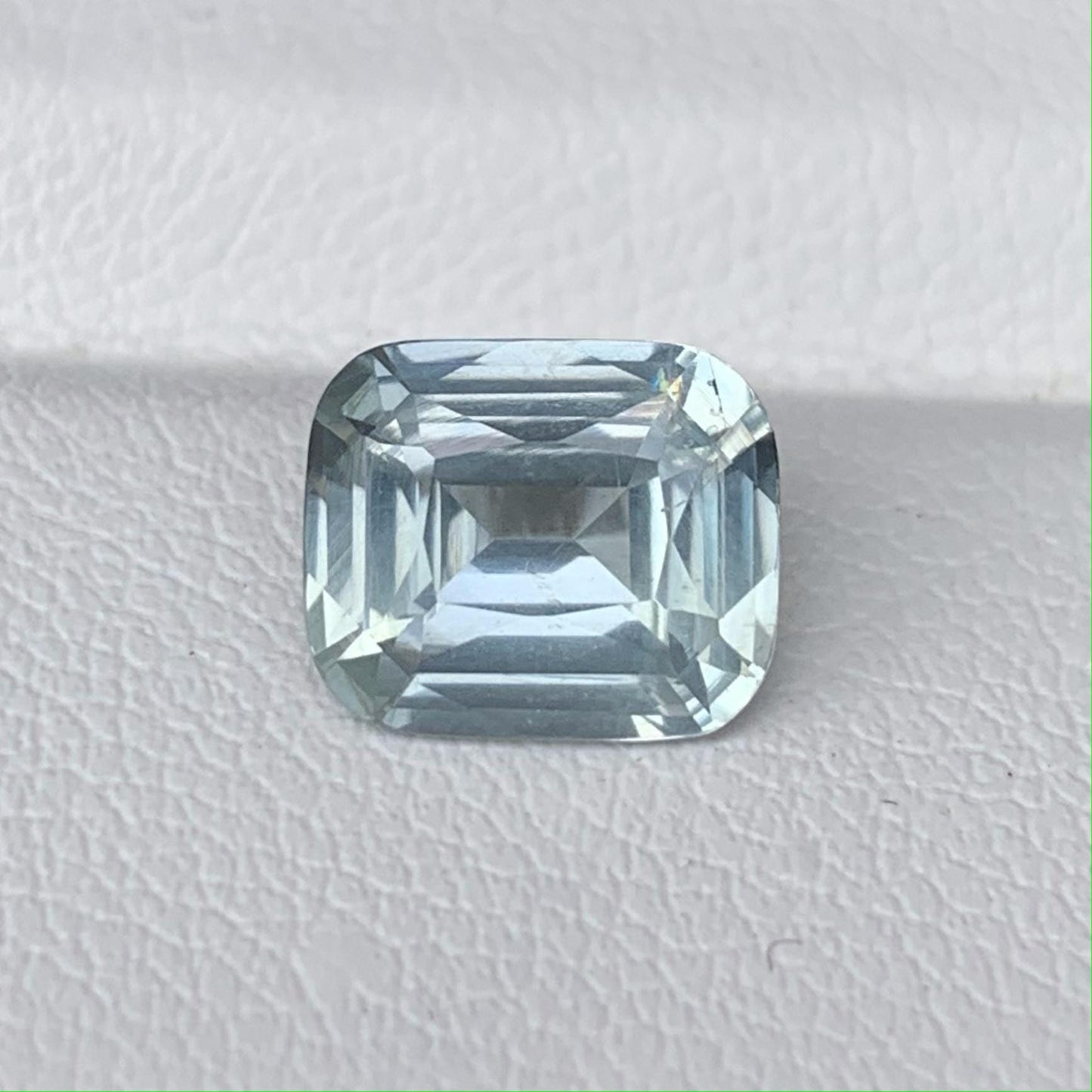 Mint Green Sapphire 2.68ct - (UH) - Baza Boutique