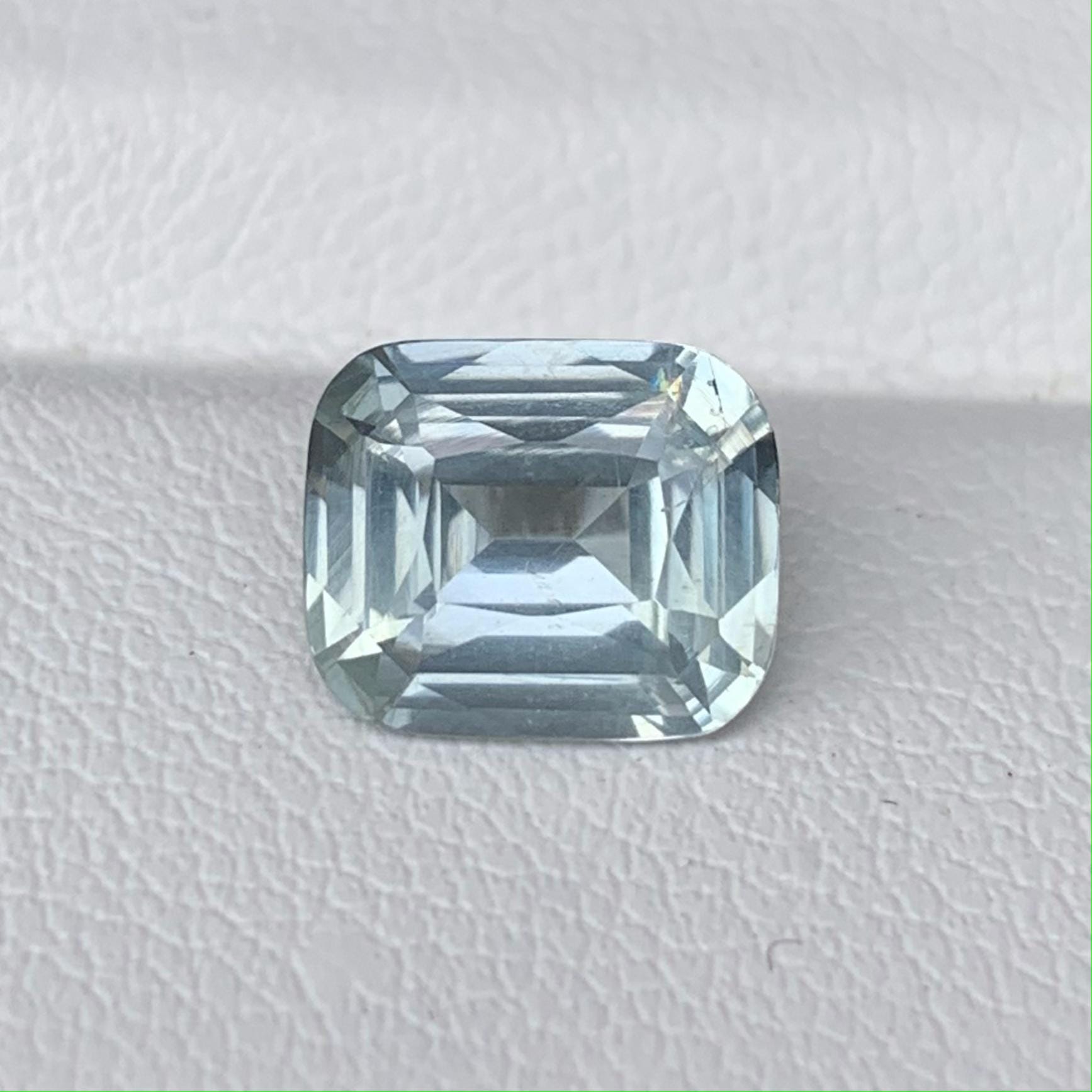 Mint Green Sapphire 2.68ct - (UH) - Baza Boutique