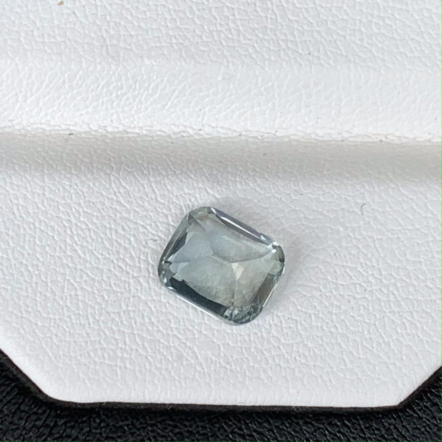 Mint Green Sapphire 2.68ct - (UH) - Baza Boutique