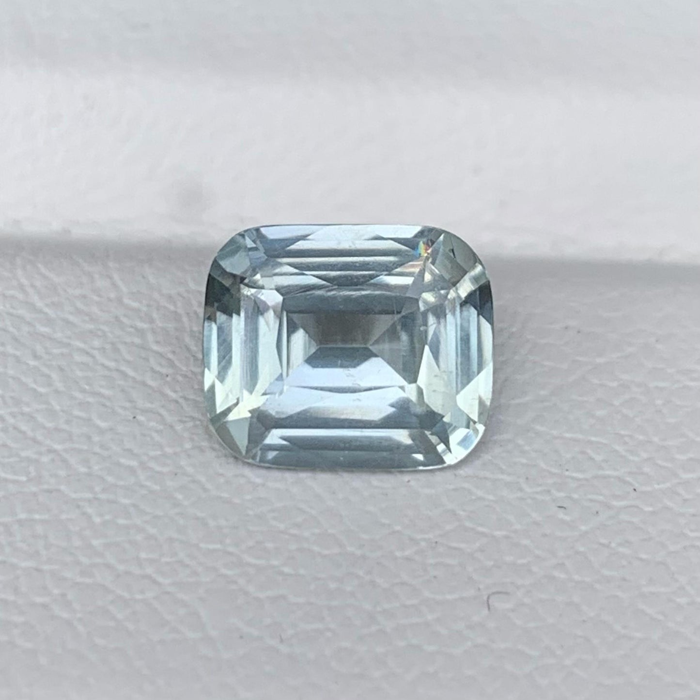 Mint Green Sapphire 2.68ct - (UH) - Baza Boutique