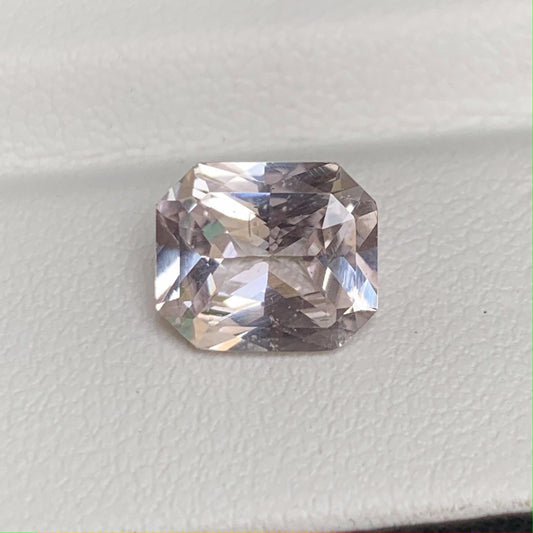 Golden Peach Sapphire 2.67ct - (UH) - Baza Boutique