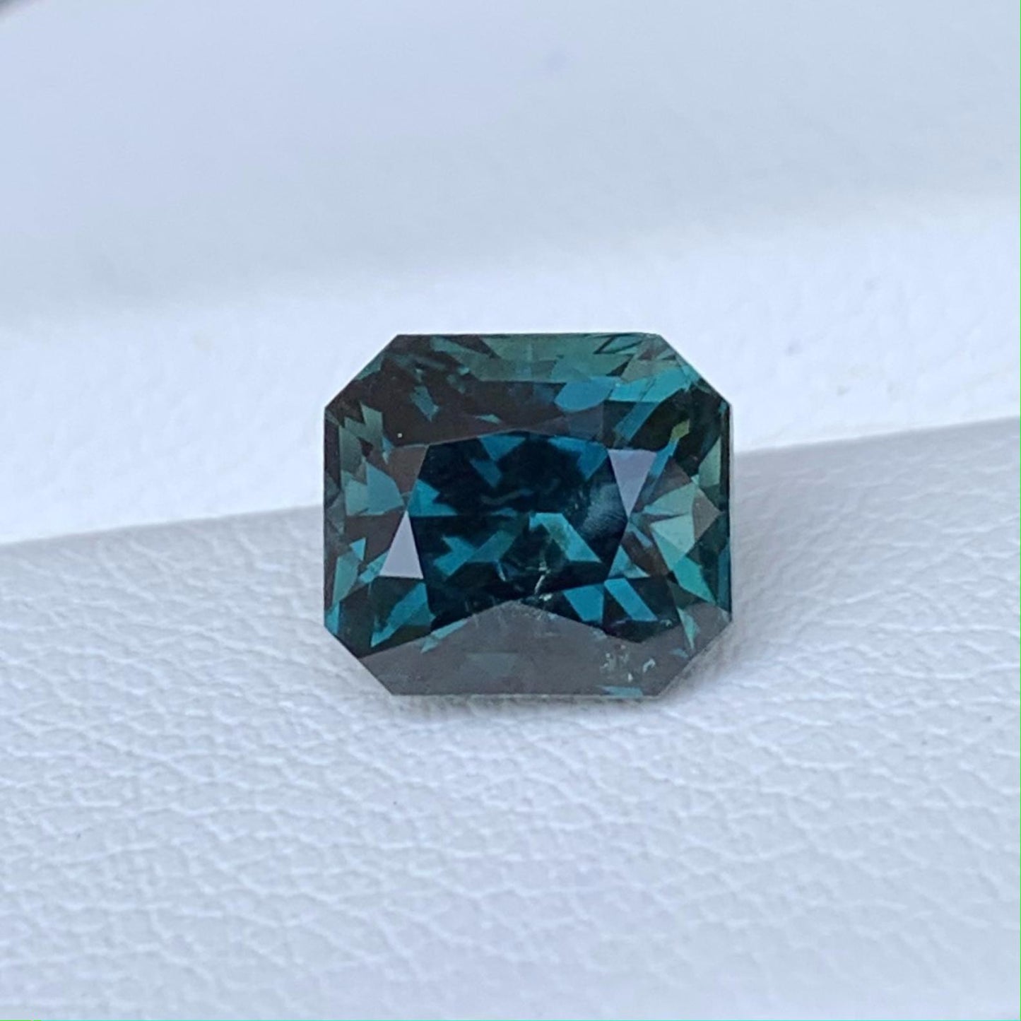 Natural Peacock Teal Sapphire 3.04ct - (UH) - Baza Boutique