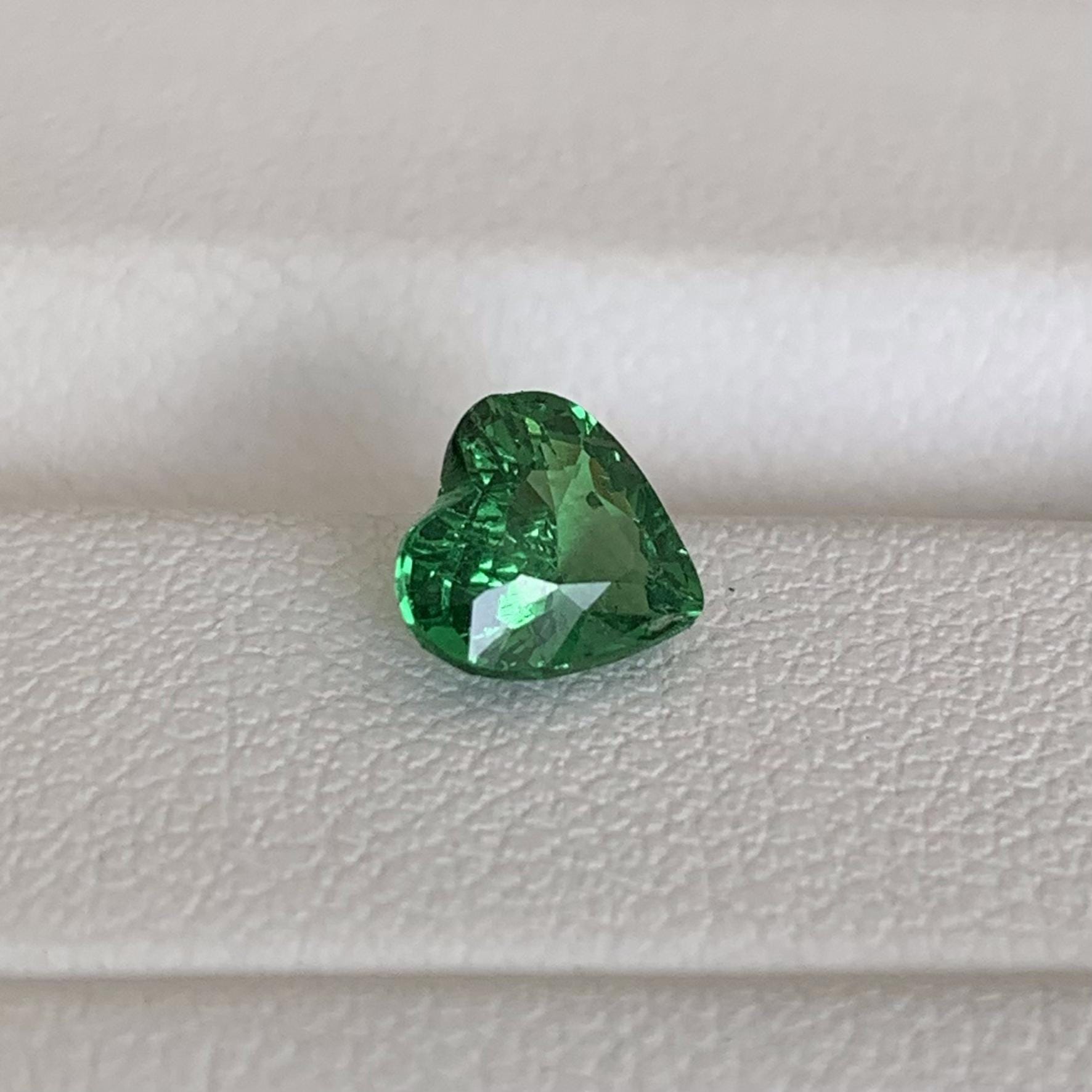 Natural Heart Shaped Tsavorite Garnet 1.00ct (UH) - Baza Boutique