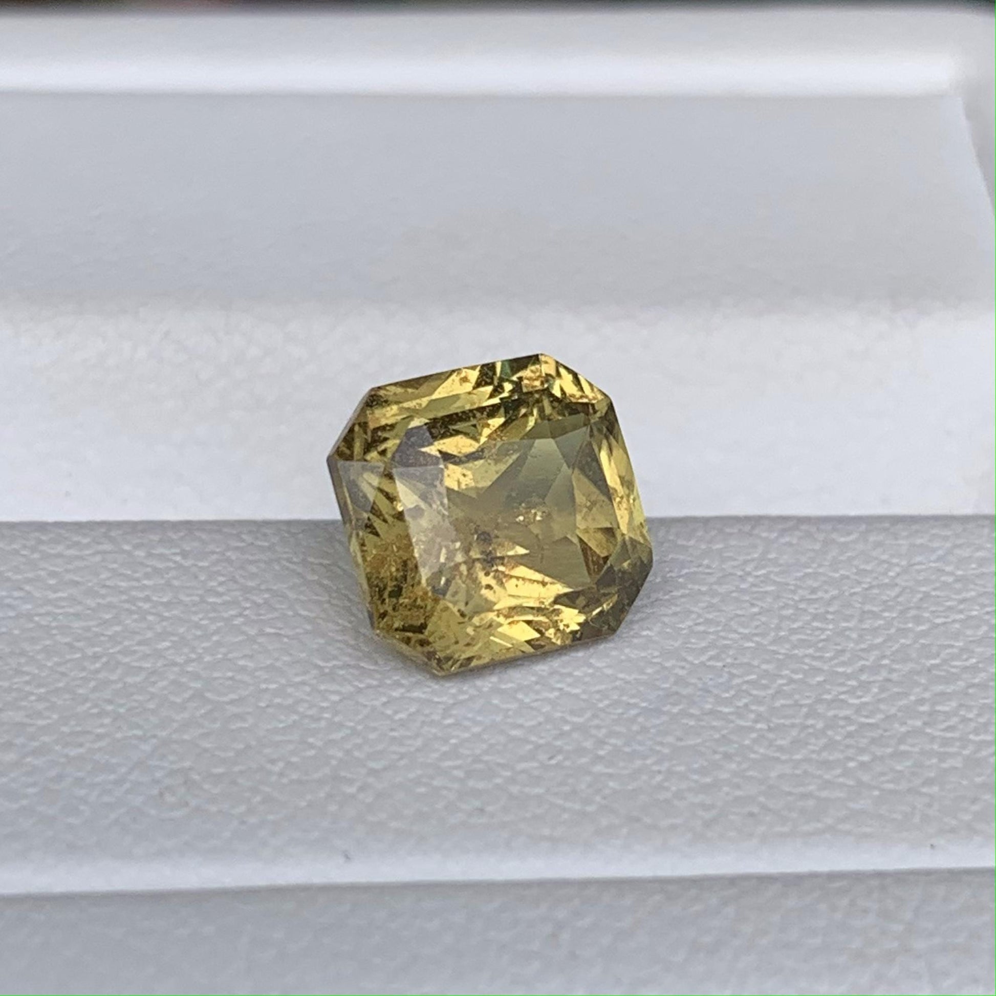 Yellow Sapphire 3.21ct (UH) - Baza Boutique