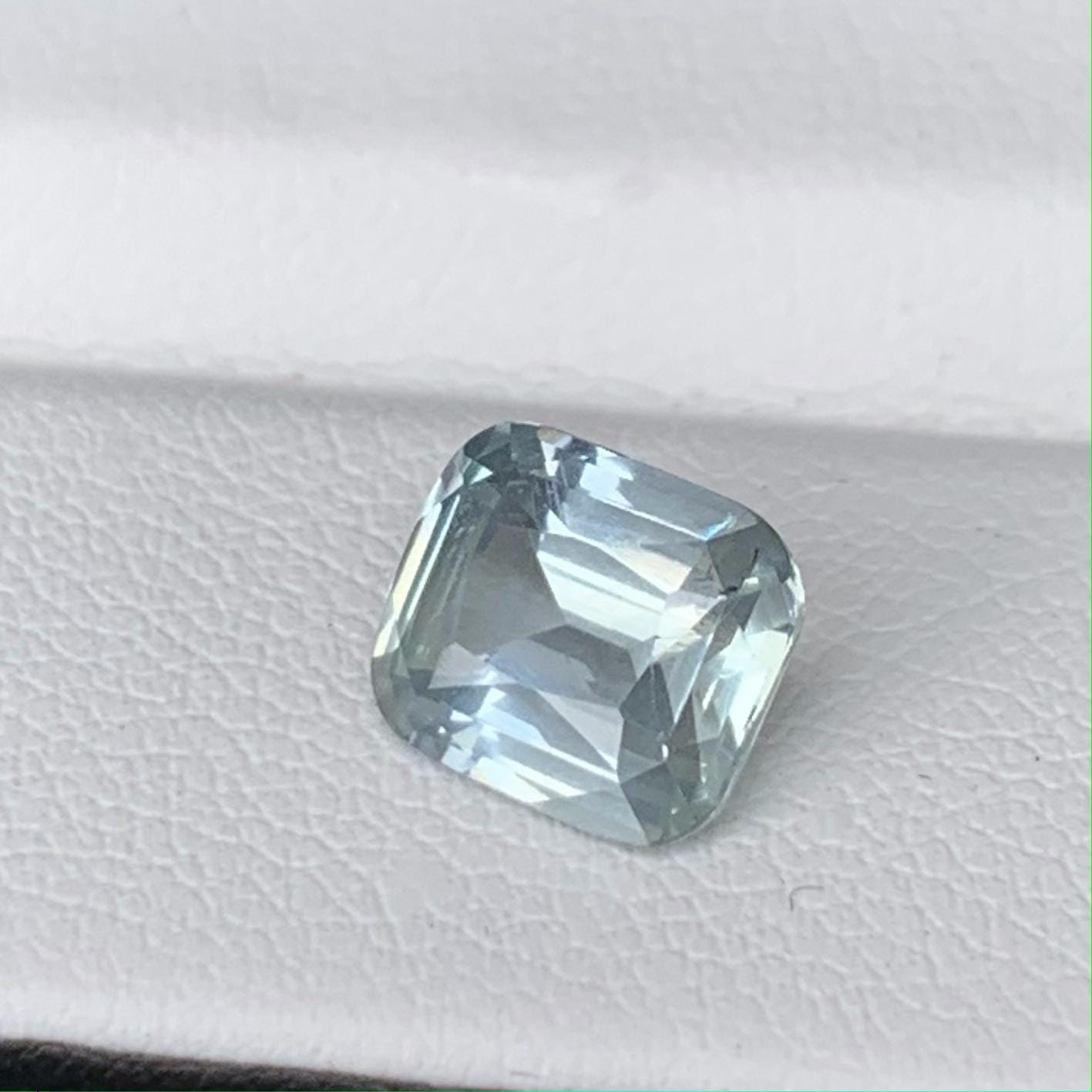 Mint Green Sapphire 2.68ct - (UH) - Baza Boutique