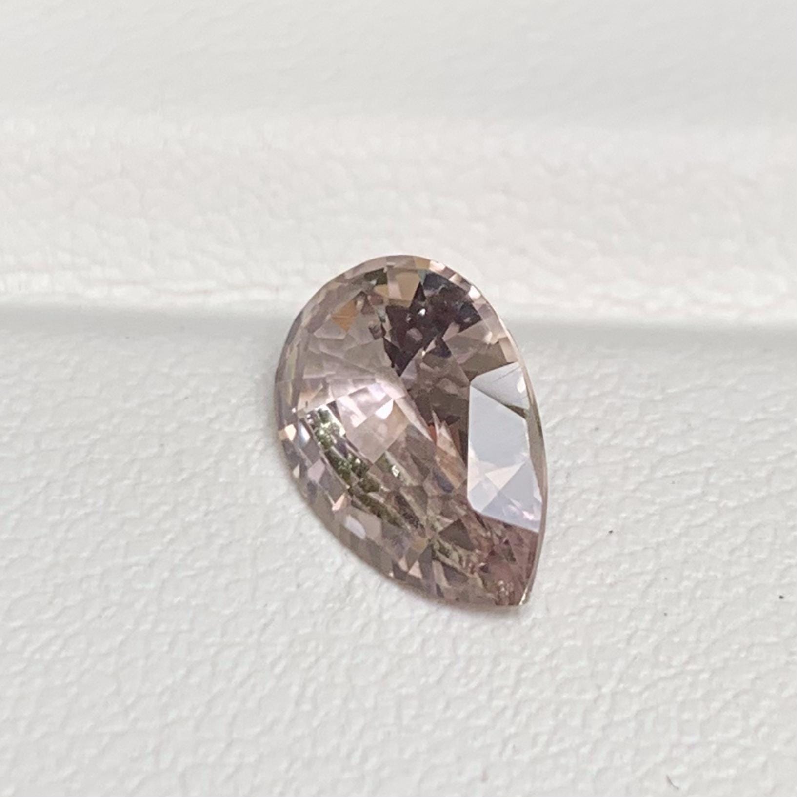 Natural Champagne Peach Sapphire 2.01ct - (UH) - Baza Boutique