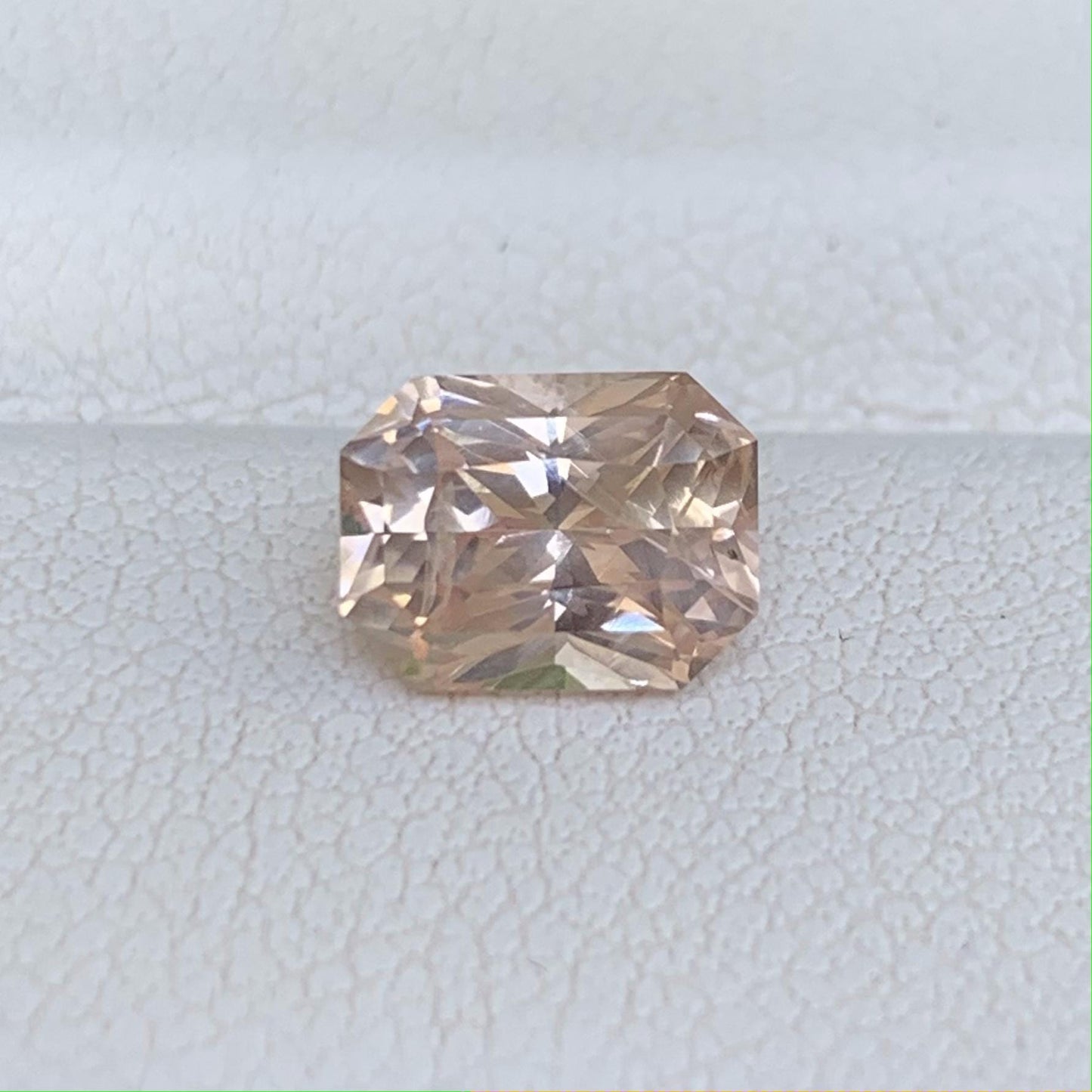 Peach Sapphire 1.78ct - (H) - Baza Boutique