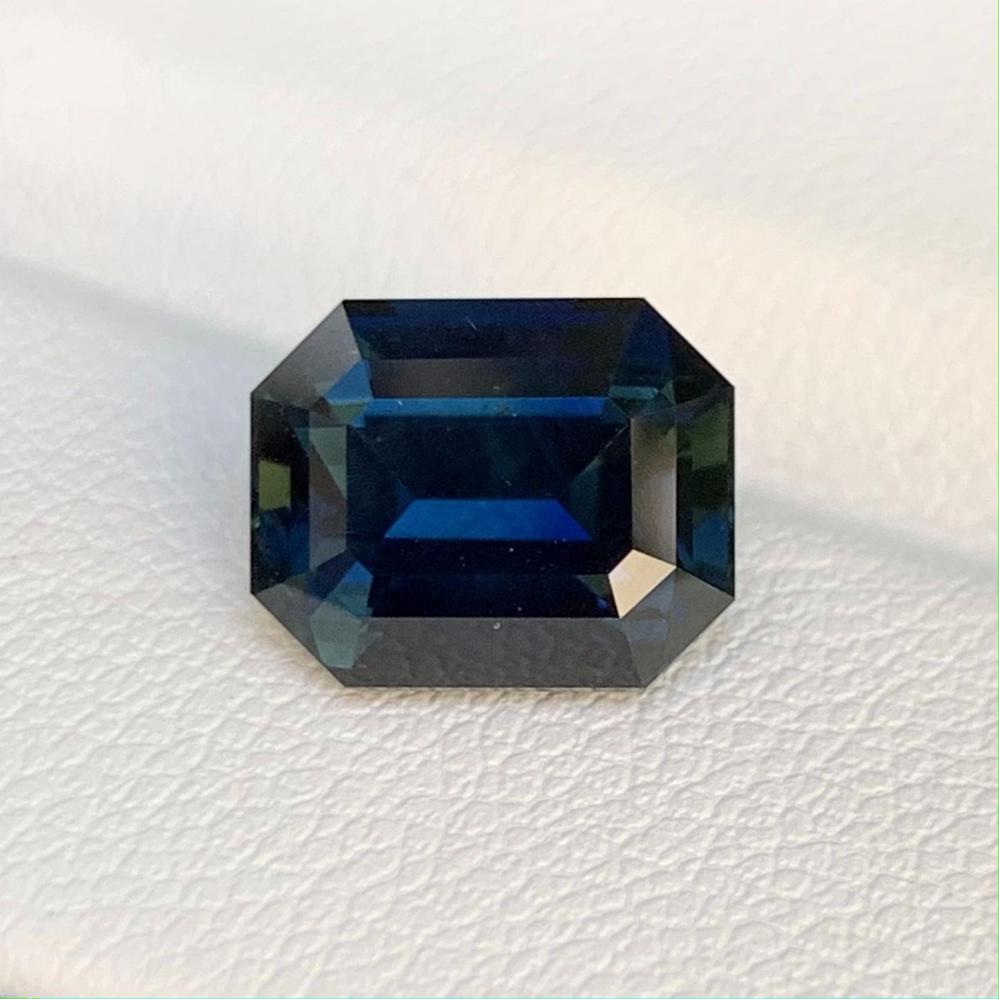 Natural Deep Blue Sapphire 4.03ct - (H)