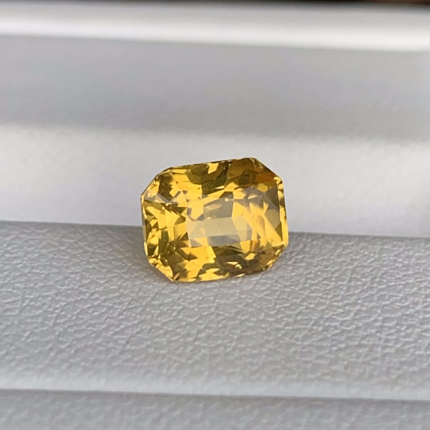 Natual Yellow Sapphire 2.06ct - (H) - Baza Boutique