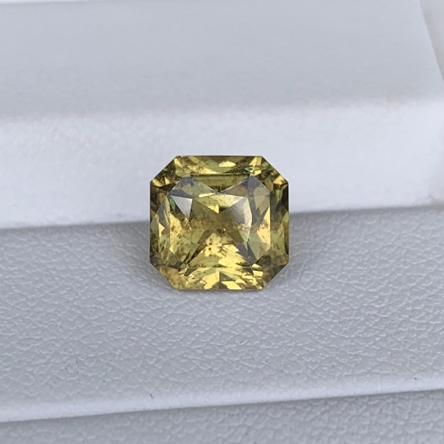 Yellow Sapphire 3.21ct (UH) - Baza Boutique