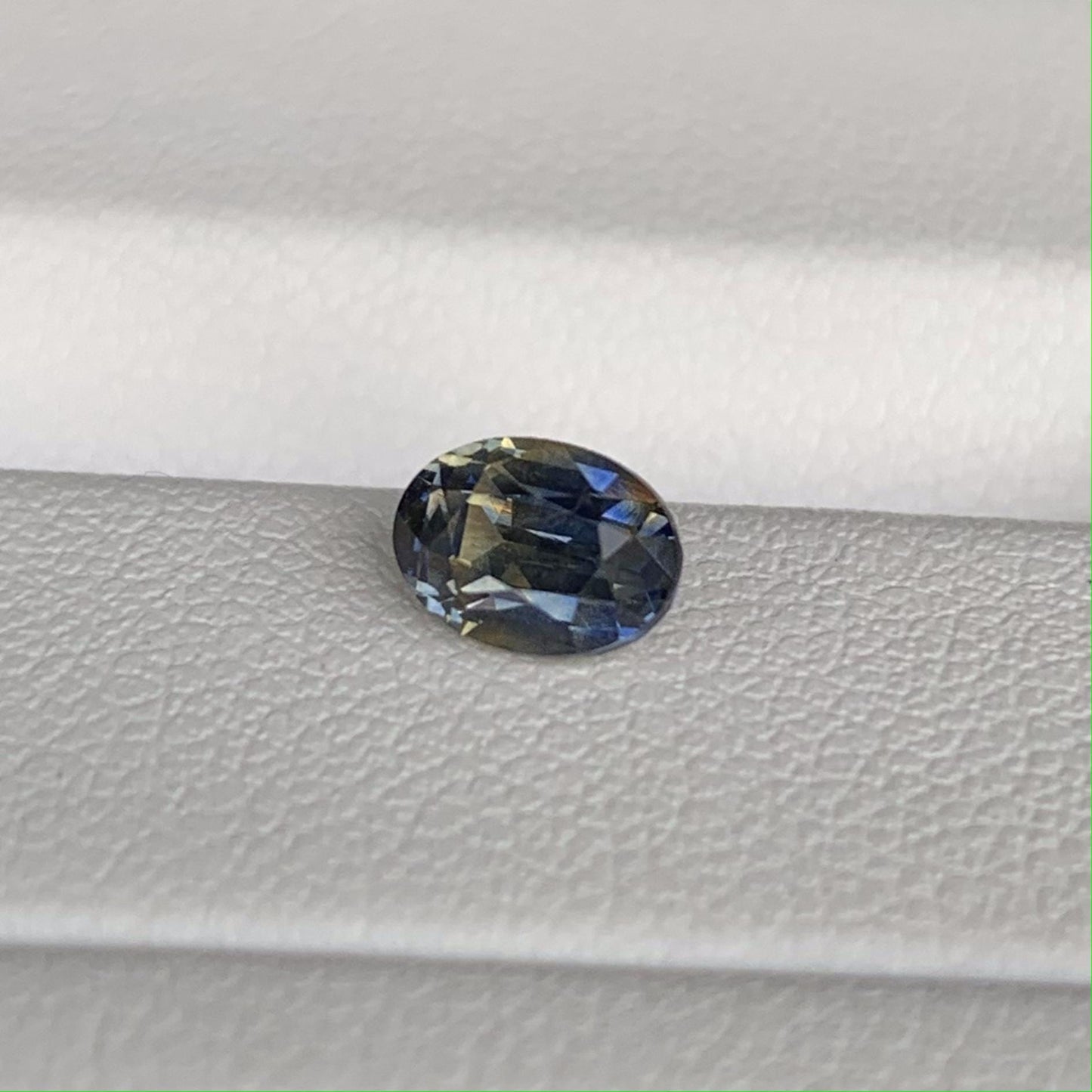 Rare Bi Color Sapphire 1ct - (H) - Baza Boutique