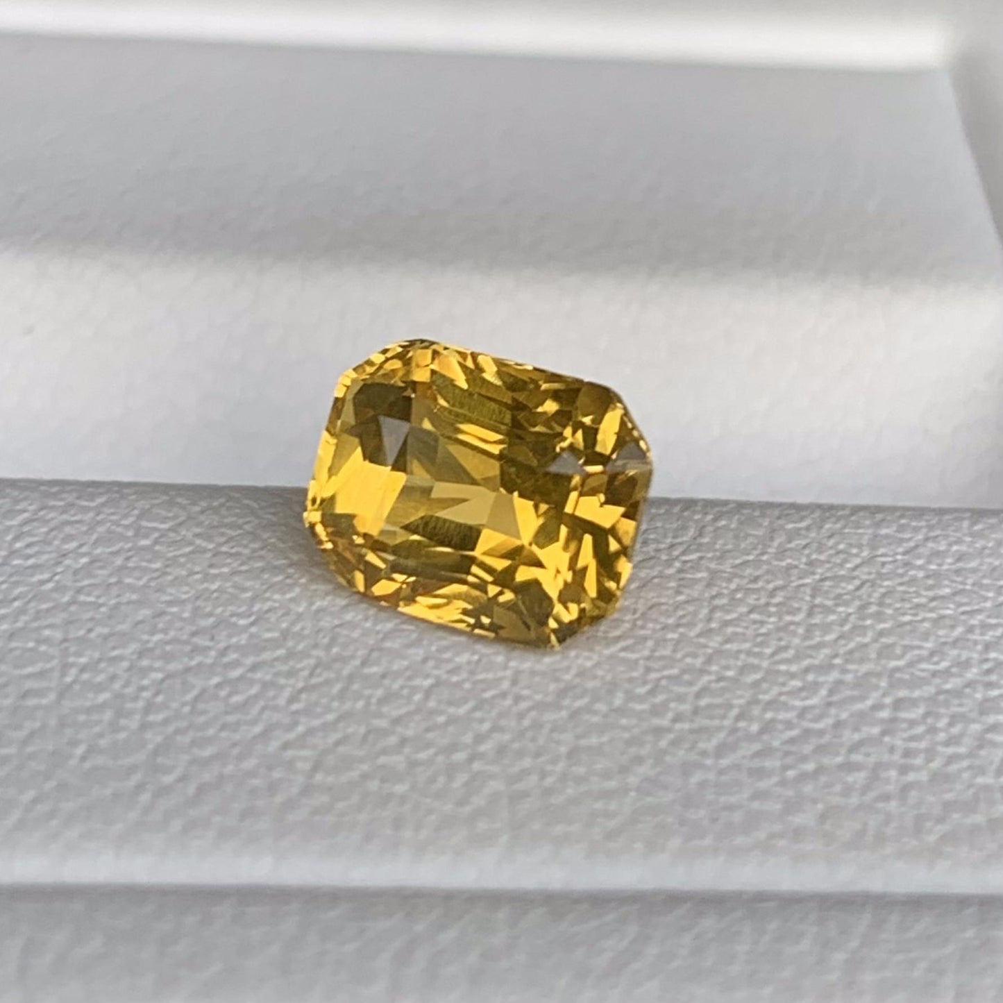 Natual Yellow Sapphire 2.06ct - (H) - Baza Boutique