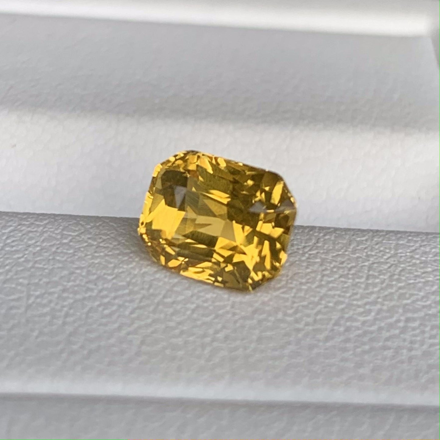 Natual Yellow Sapphire 2.06ct - (H) - Baza Boutique
