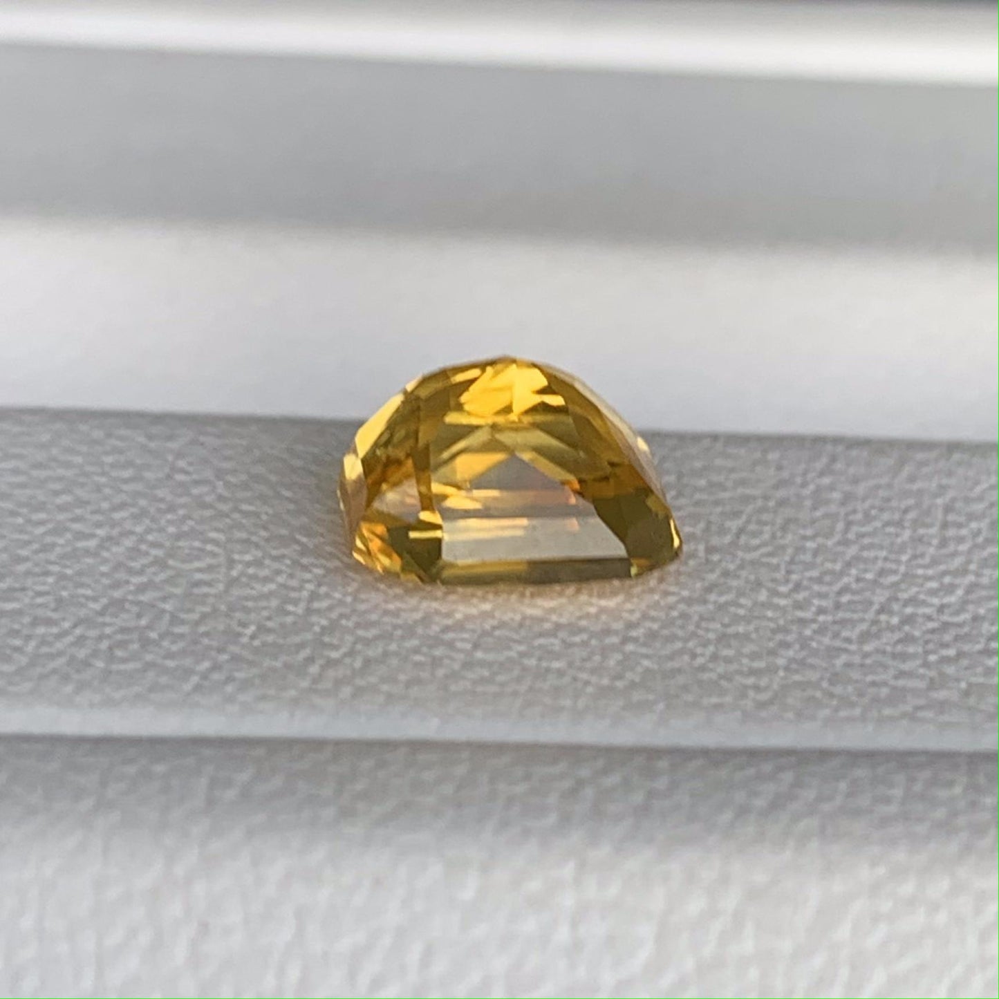 Natual Yellow Sapphire 2.06ct - (H) - Baza Boutique