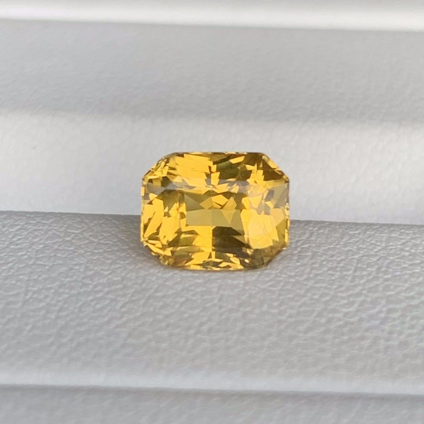Natual Yellow Sapphire 2.06ct - (H) - Baza Boutique