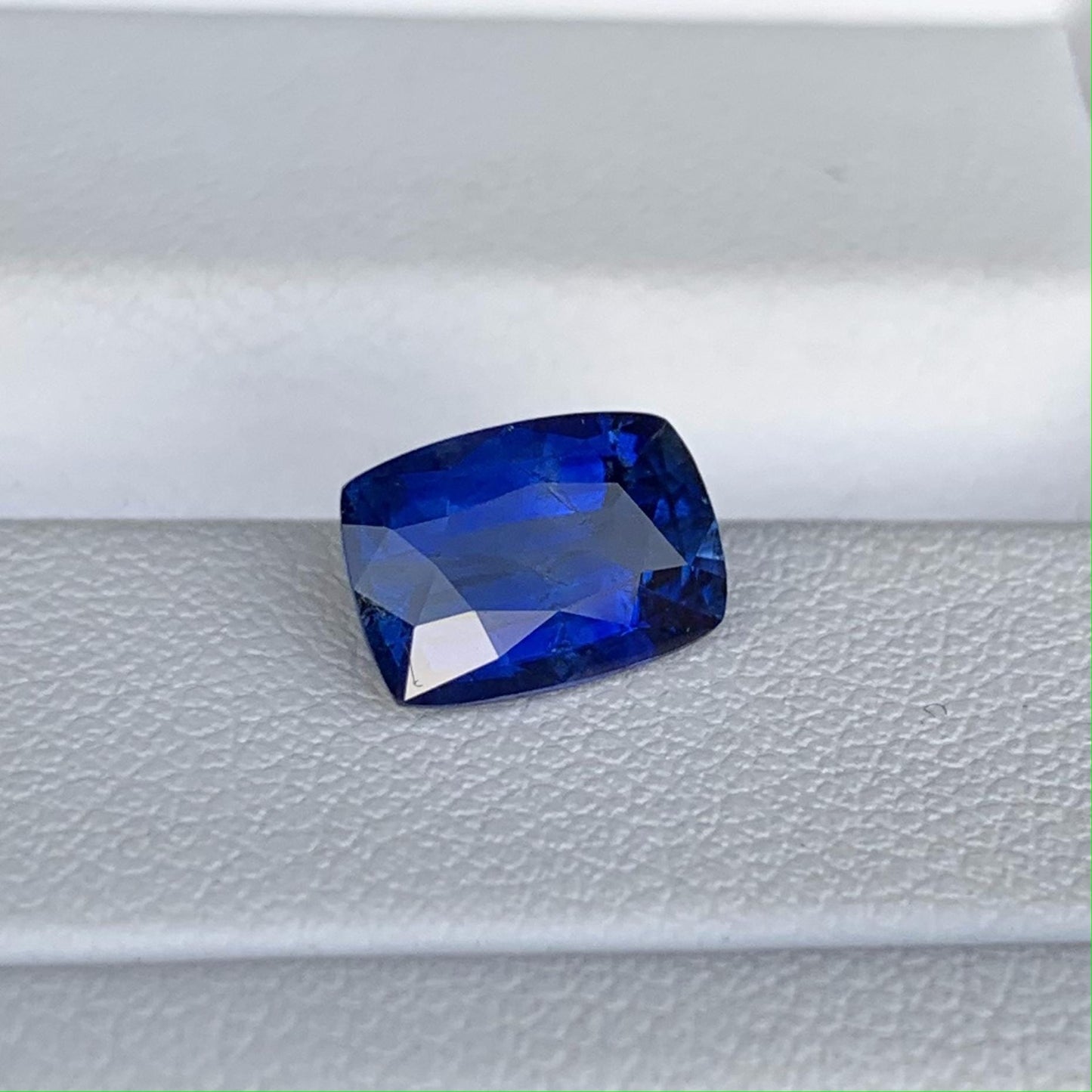 Natural Blue Sapphire 2.01ct (H) - Baza Boutique