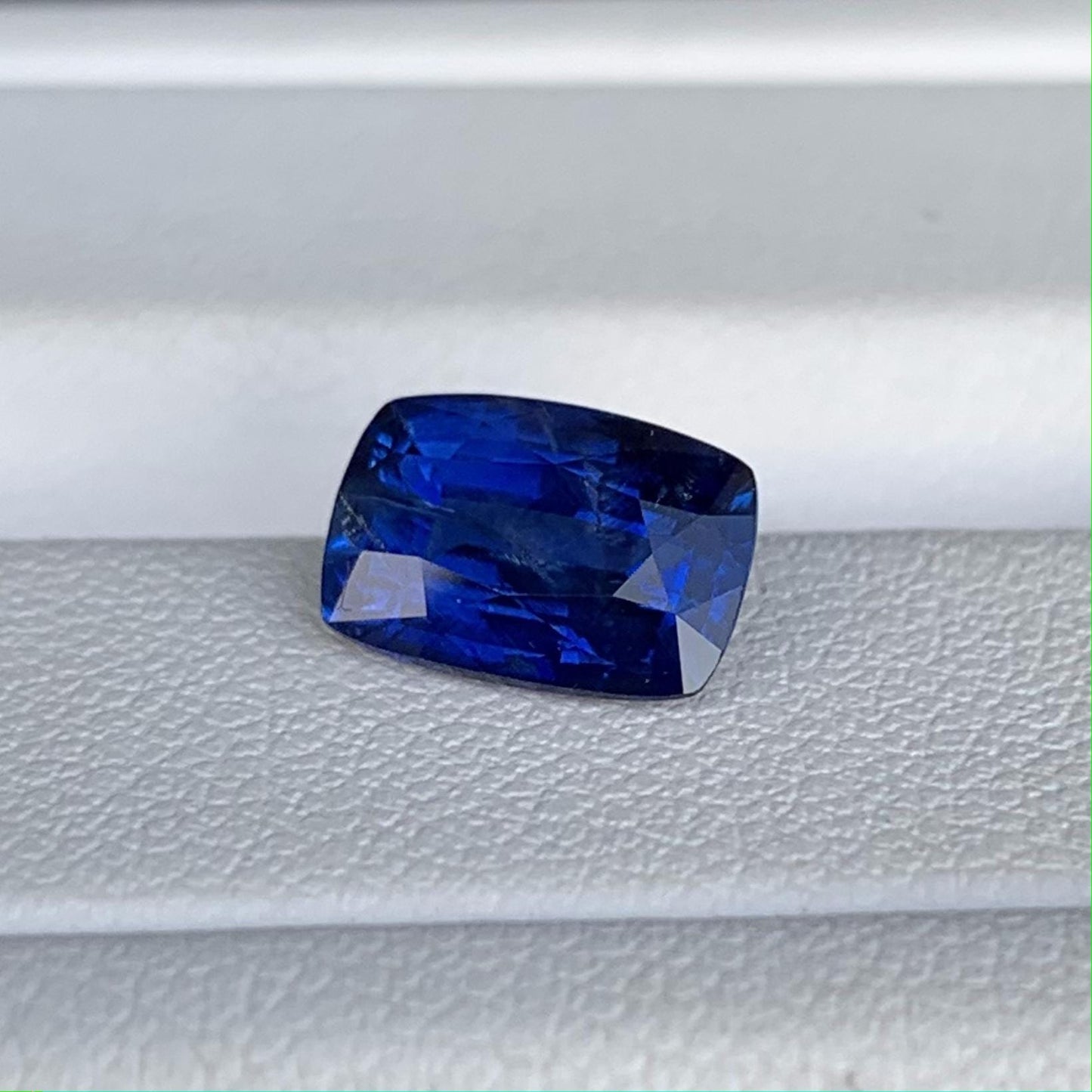 Natural Blue Sapphire 2.01ct (H) - Baza Boutique