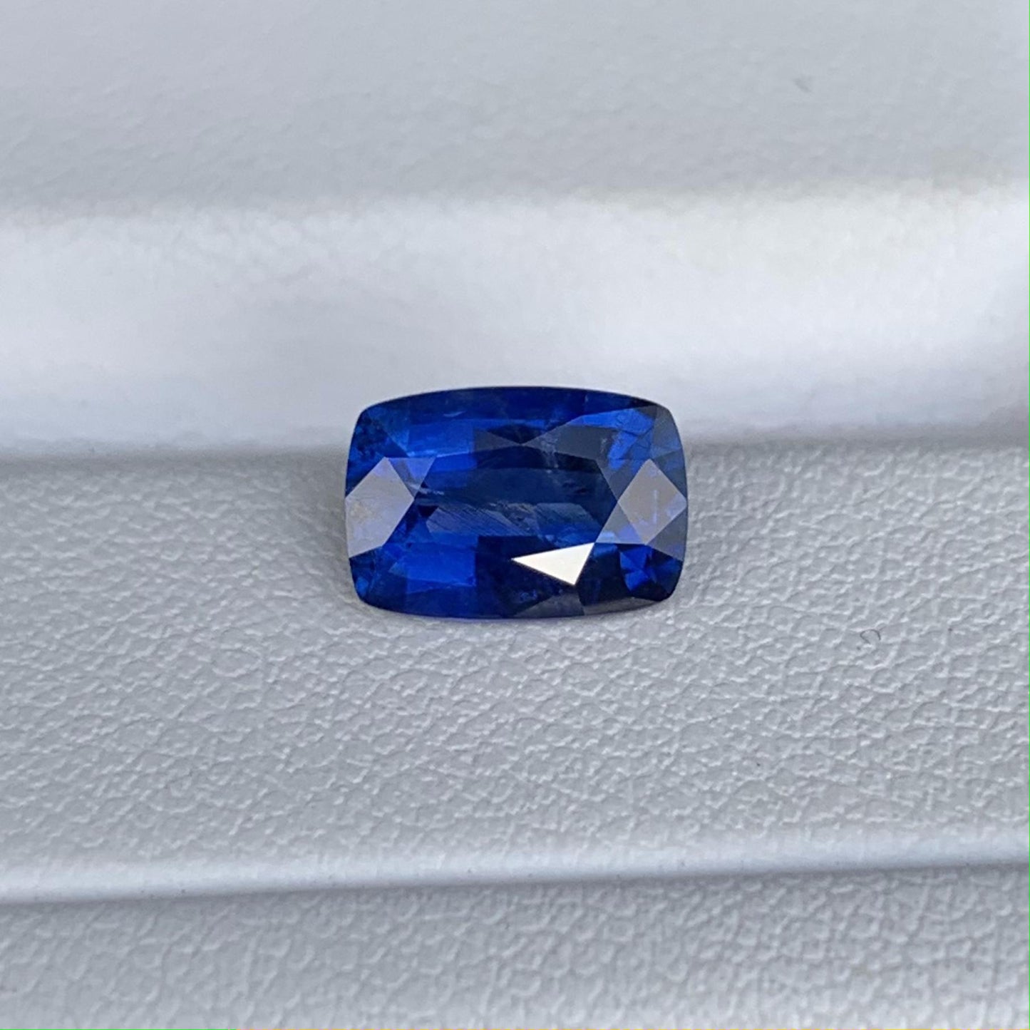 Natural Blue Sapphire 2.01ct (H) - Baza Boutique