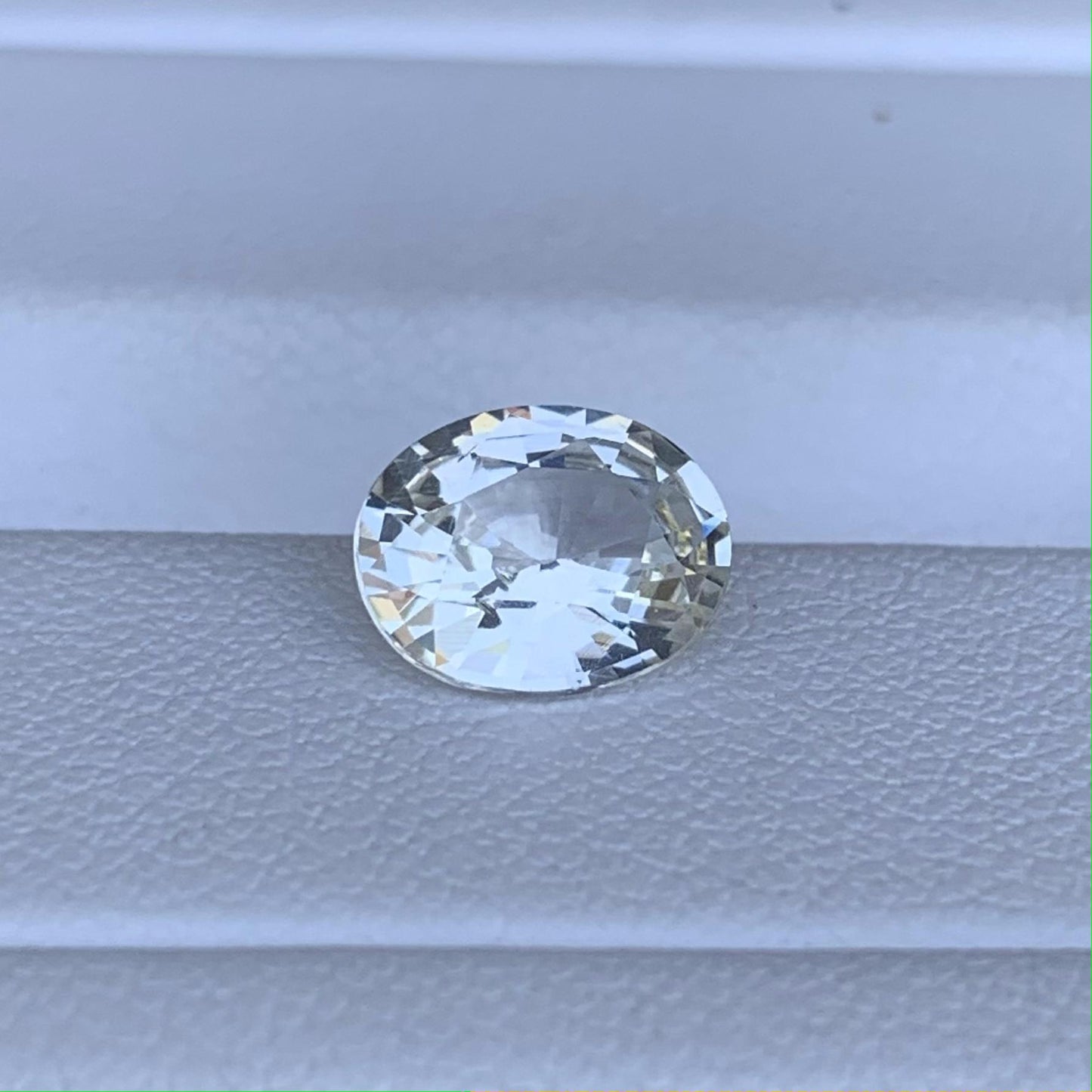 White Sapphire 1.90ct - (UH) - Baza Boutique