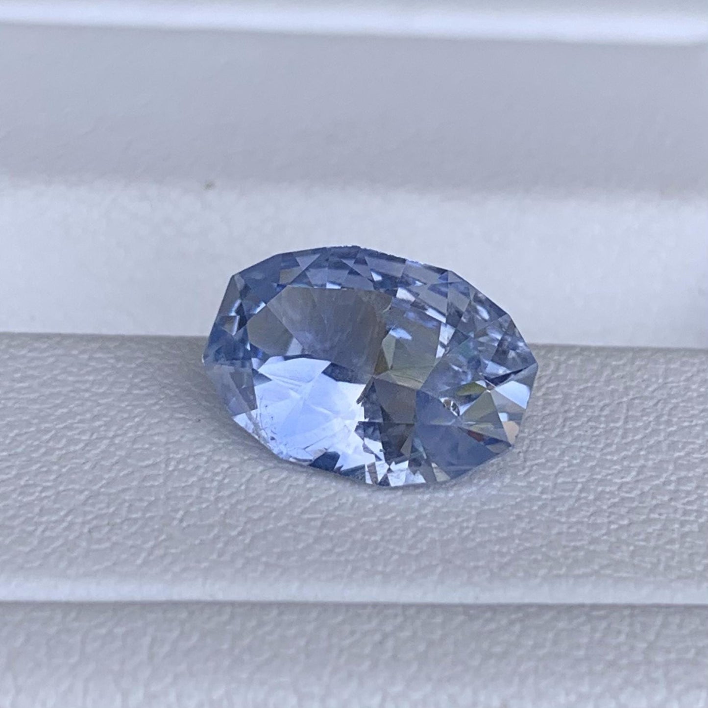 Sky Blue Sapphire 3.34ct - (UH) - Baza Boutique
