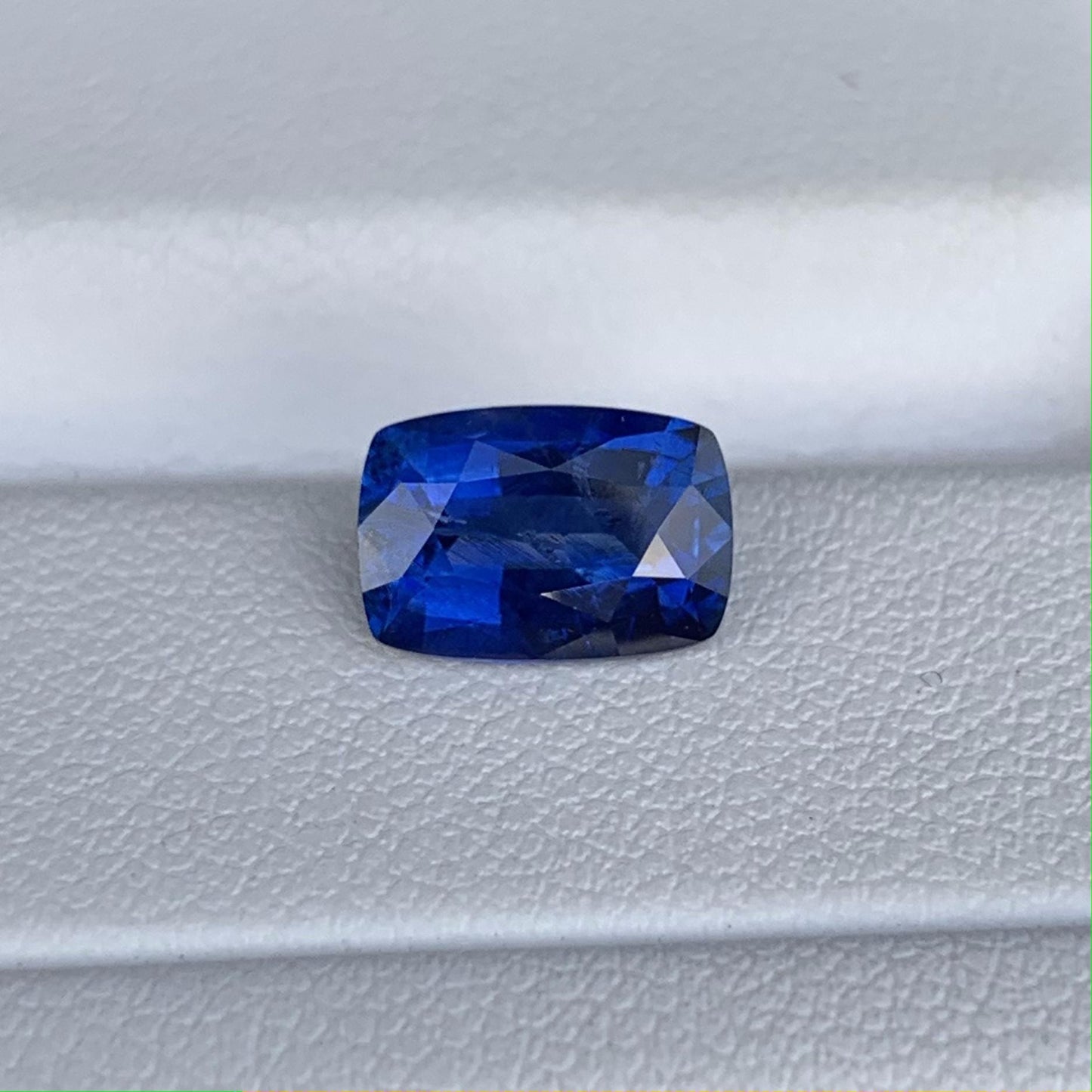 Natural Blue Sapphire 2.01ct (H) - Baza Boutique