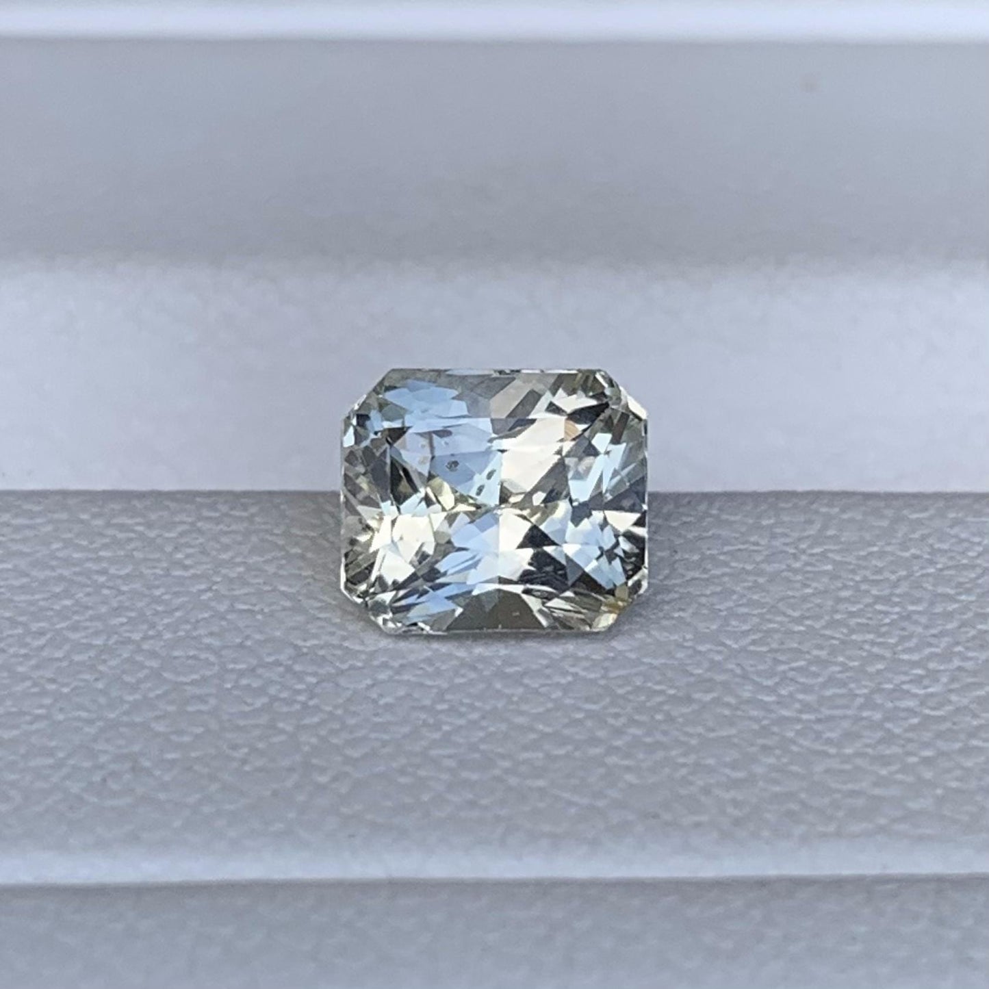 Natural Bi Color White Sapphire 2.08ct - (N) - Baza Boutique