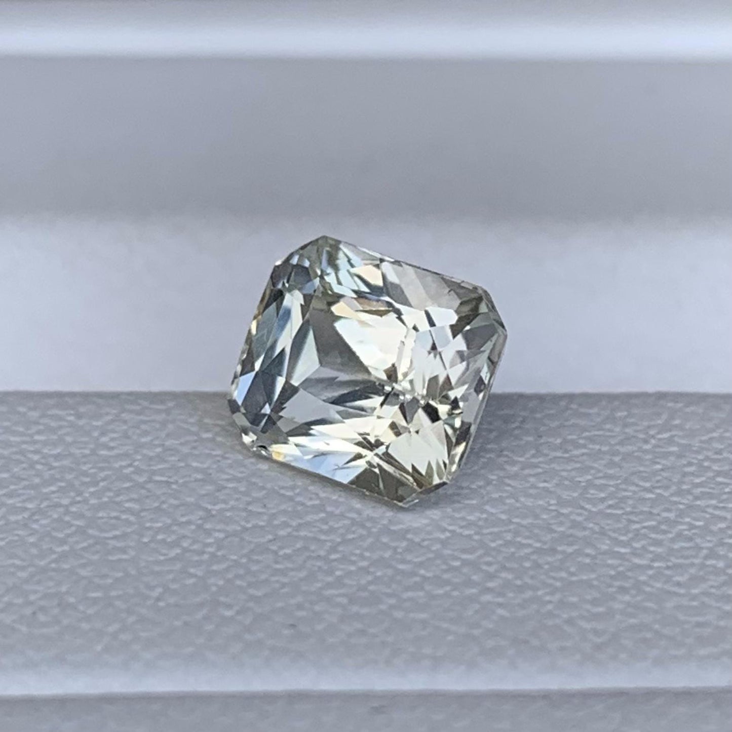 Natural Bi Color White Sapphire 2.08ct - (N) - Baza Boutique