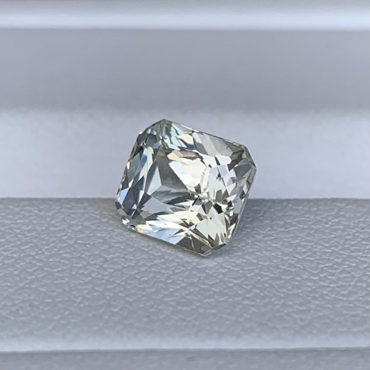 Natural Bi Color White Sapphire 2.08ct - (N) - Baza Boutique