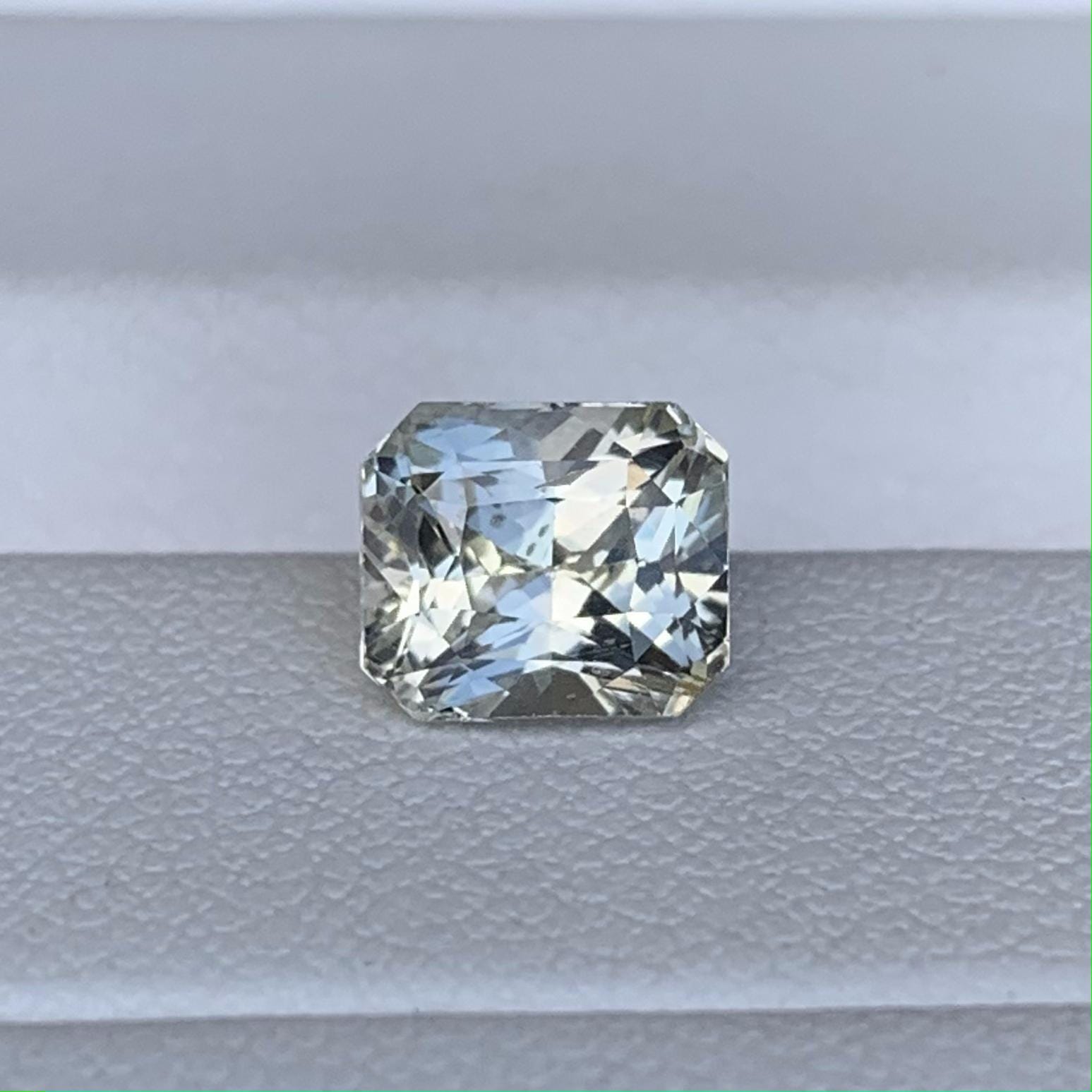 Natural Bi Color White Sapphire 2.08ct - (N) - Baza Boutique