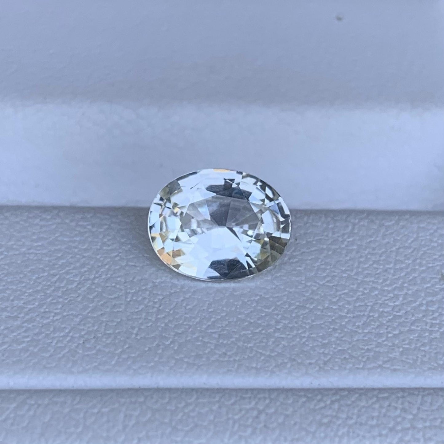 White Sapphire 1.90ct - (UH) - Baza Boutique