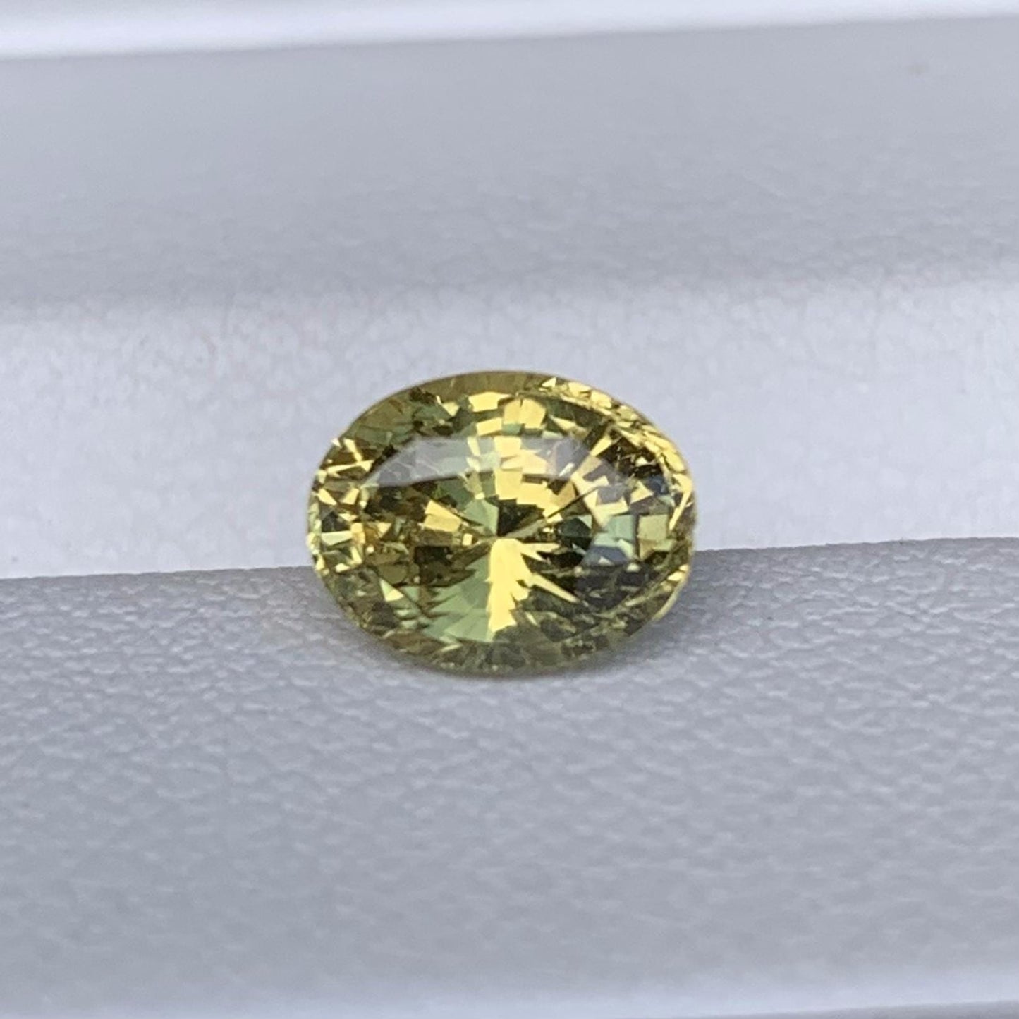 Rare Chrysoberyl 1.69ct - (UH) - Baza Boutique