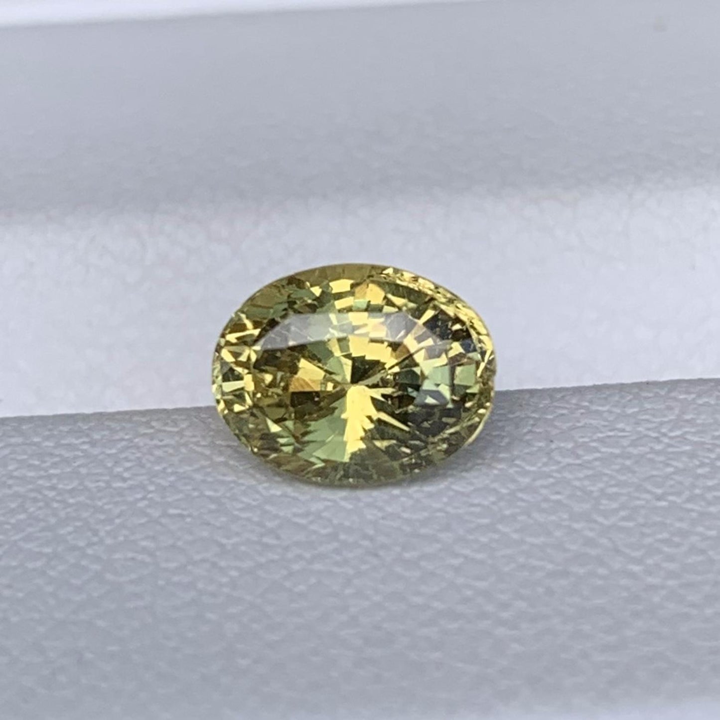 Rare Chrysoberyl 1.69ct - (UH) - Baza Boutique