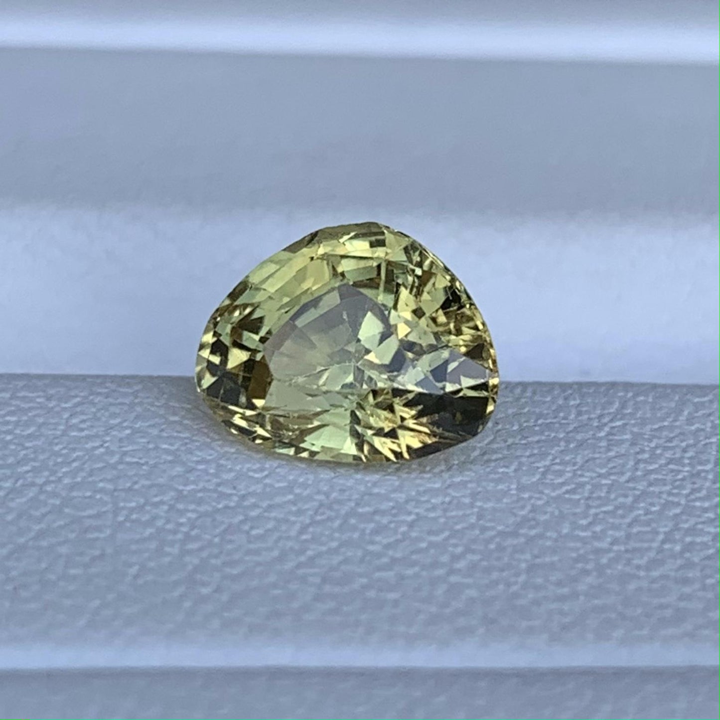 Triangular Chrysoberyl 2.06ct - (UH) - Baza Boutique